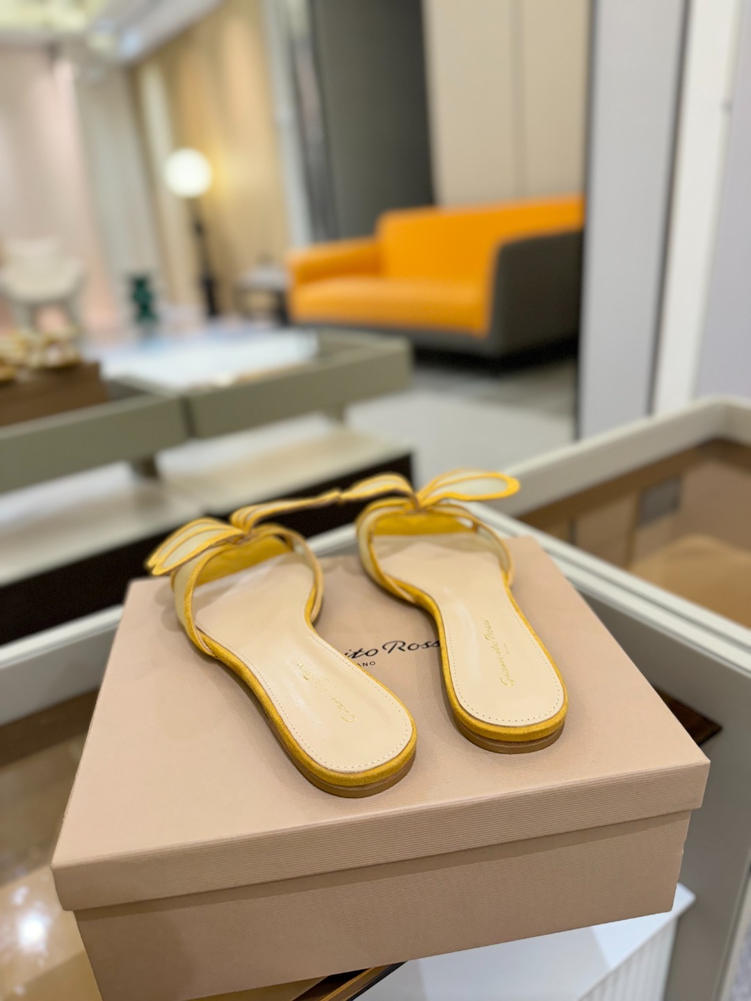 {拖鞋系}
Gianvito rossi
💕2025𝙨𝙨 这款平跟拖鞋
极简主义