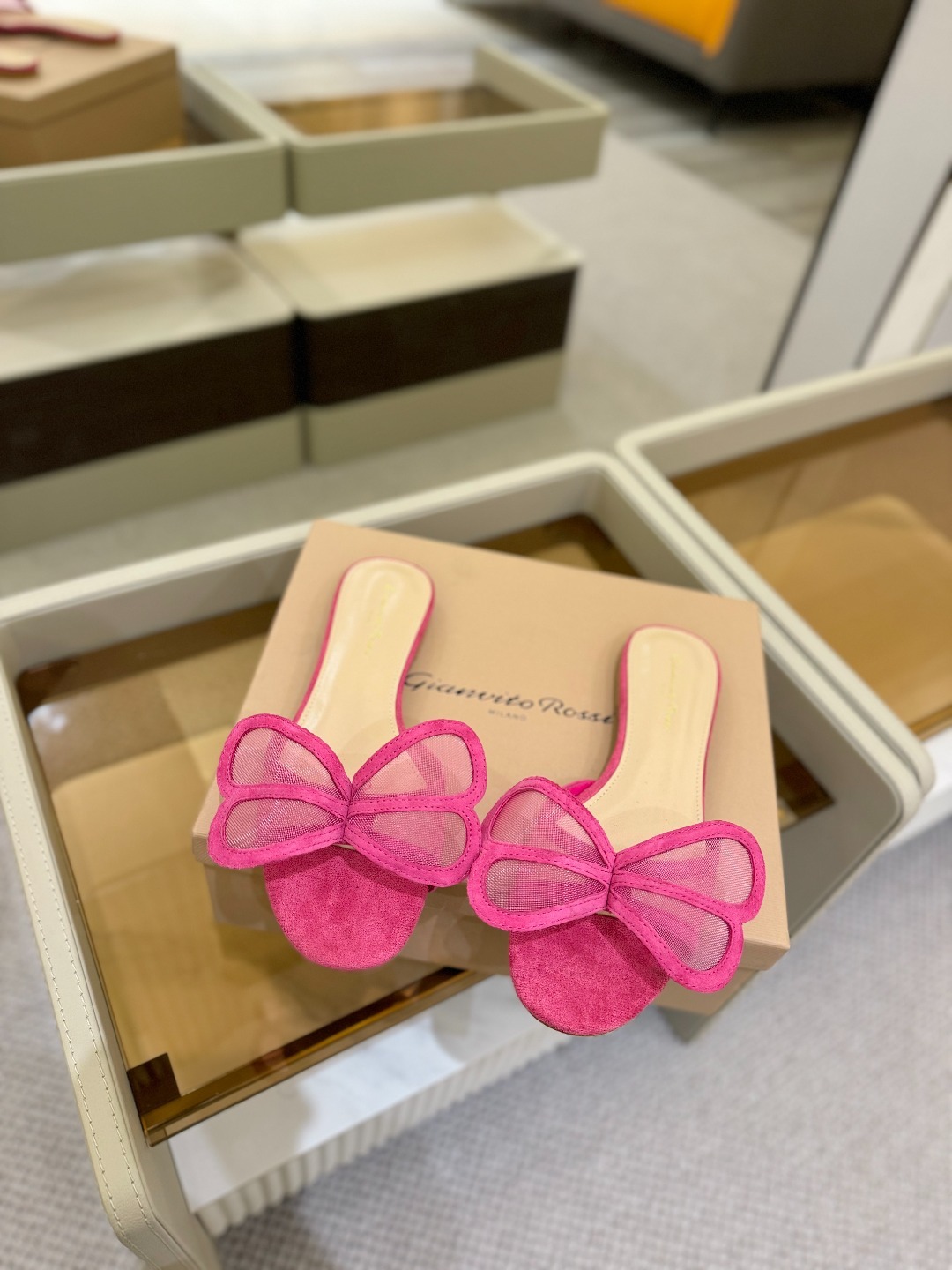 {拖鞋系}
Gianvito rossi
💕2025𝙨𝙨 这款平跟拖鞋
极简主义
