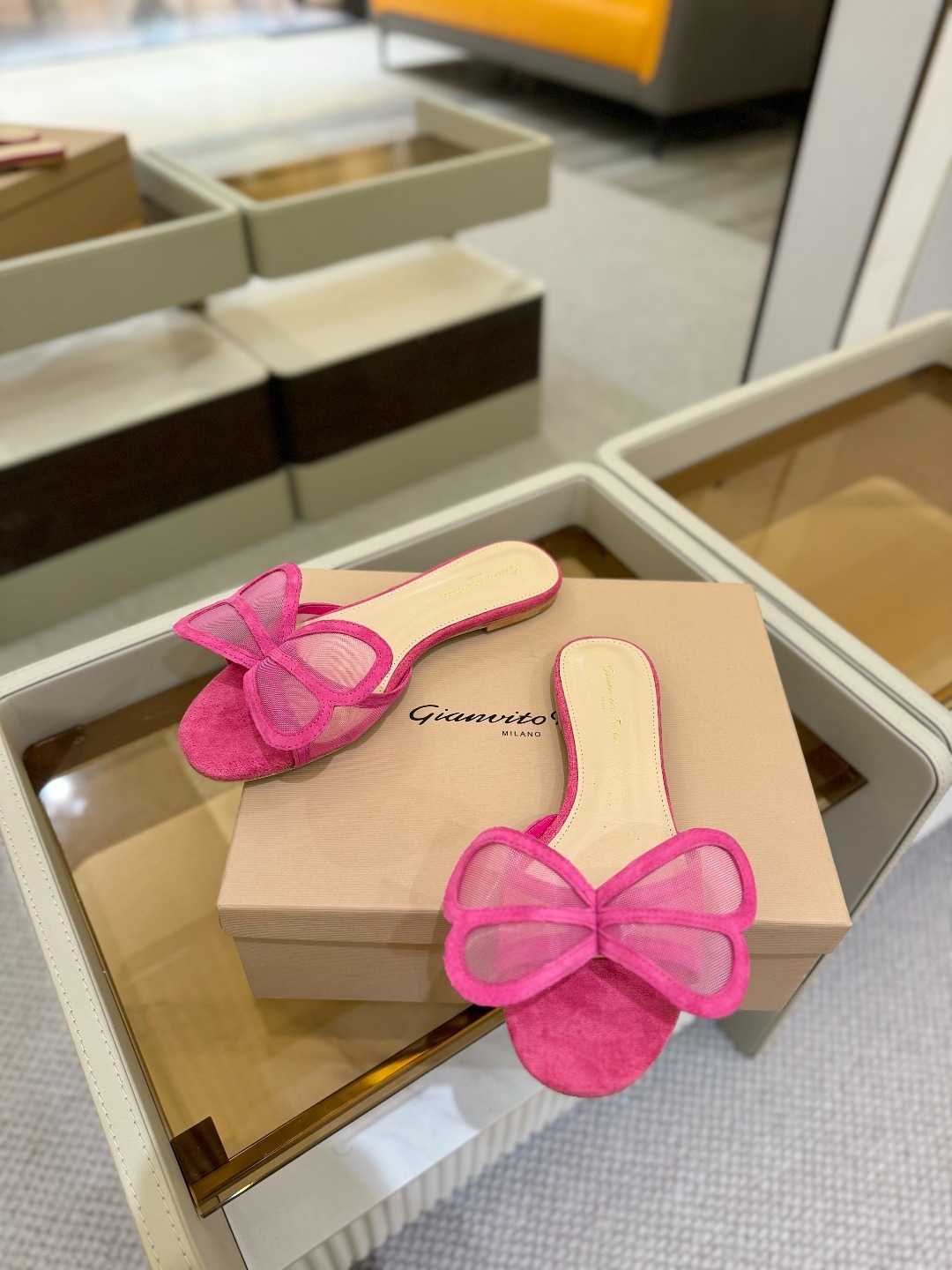 {拖鞋系}
Gianvito rossi
💕2025𝙨𝙨 这款平跟拖鞋
极简主义