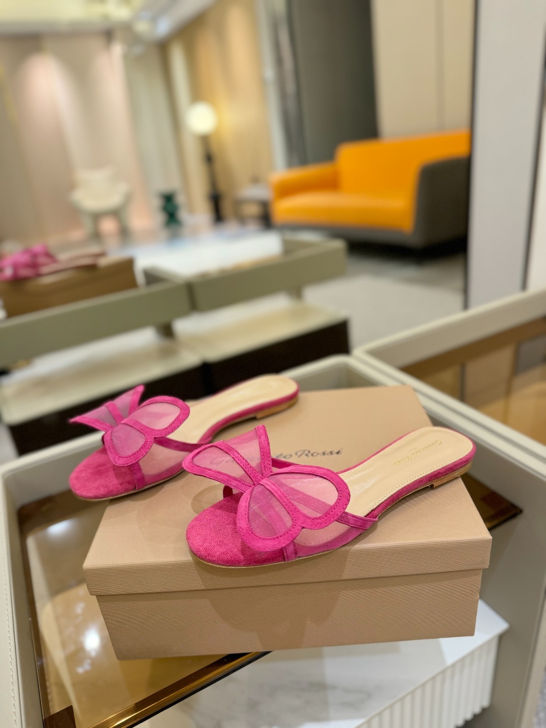 {拖鞋系}
Gianvito rossi
💕2025𝙨𝙨 这款平跟拖鞋
极简主义
