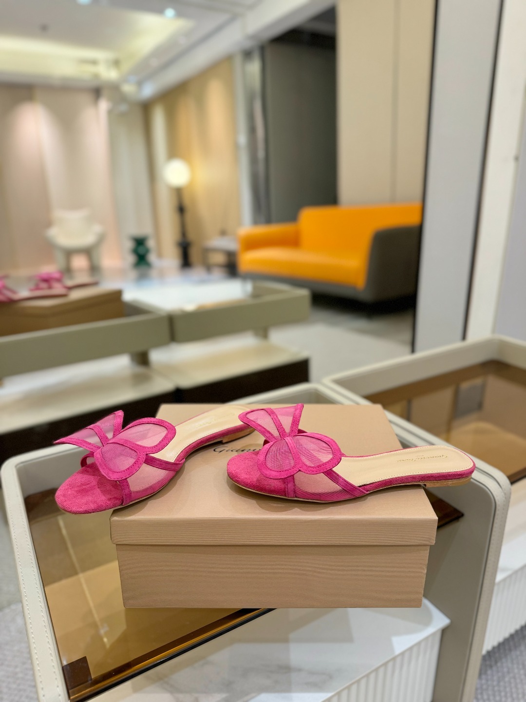{拖鞋系}
Gianvito rossi
💕2025𝙨𝙨 这款平跟拖鞋
极简主义
