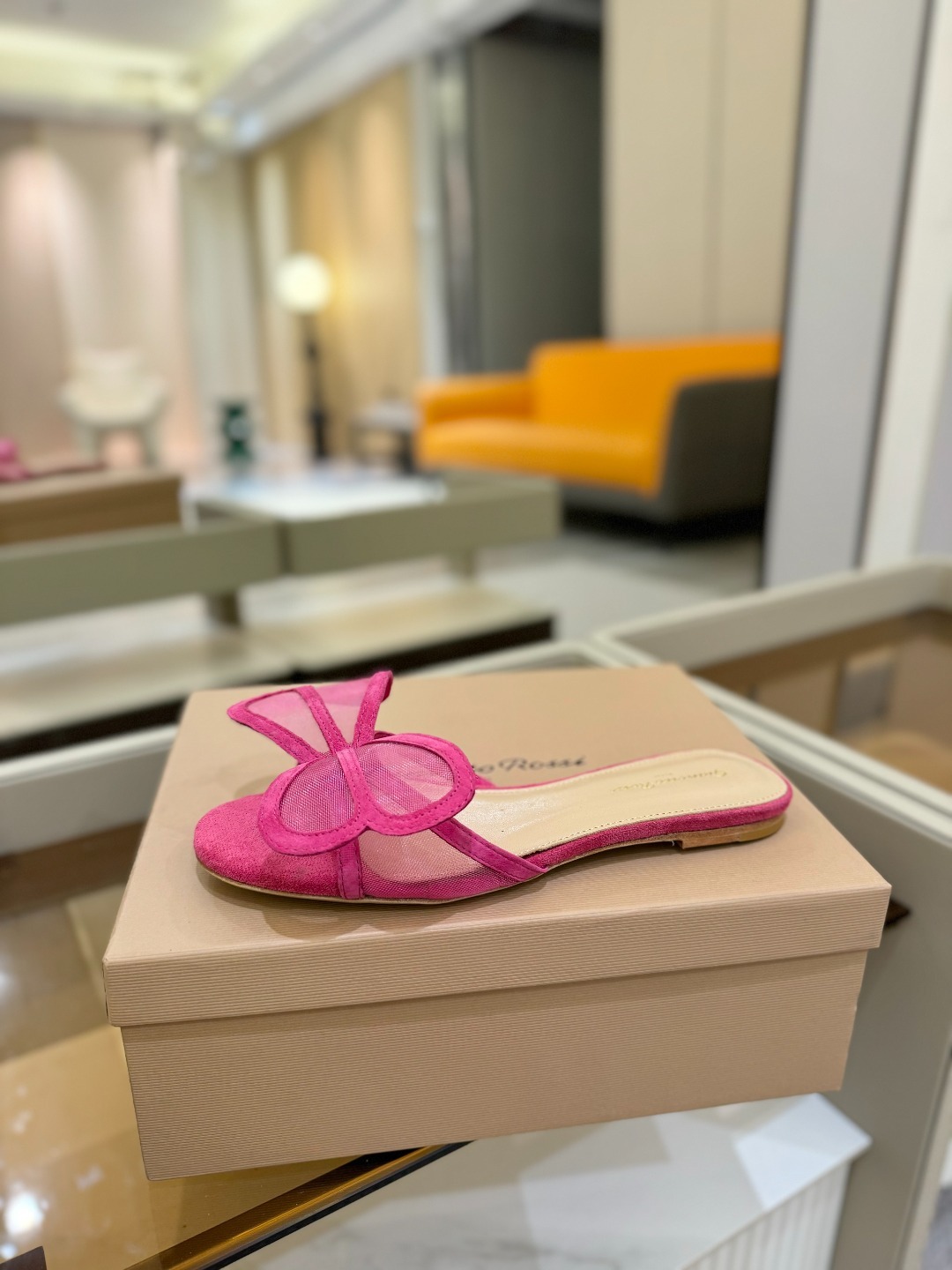 {拖鞋系}
Gianvito rossi
💕2025𝙨𝙨 这款平跟拖鞋
极简主义