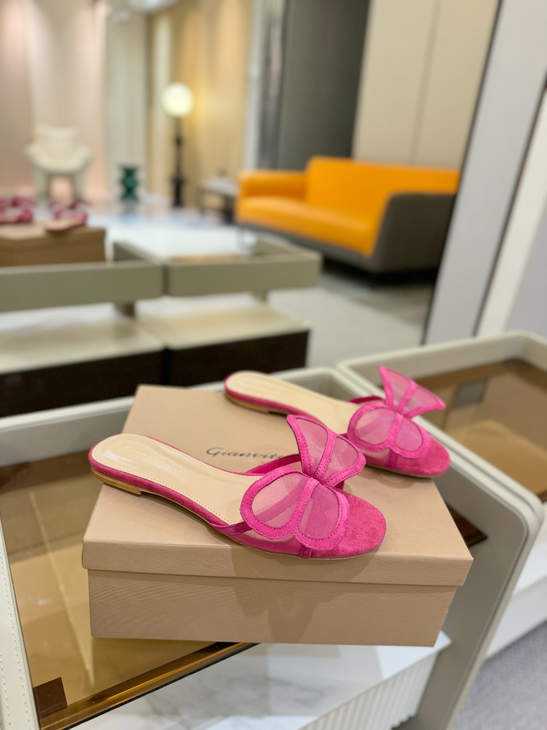 {拖鞋系}
Gianvito rossi
💕2025𝙨𝙨 这款平跟拖鞋
极简主义