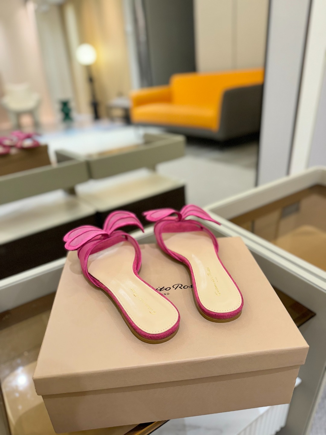 {拖鞋系}
Gianvito rossi
💕2025𝙨𝙨 这款平跟拖鞋
极简主义