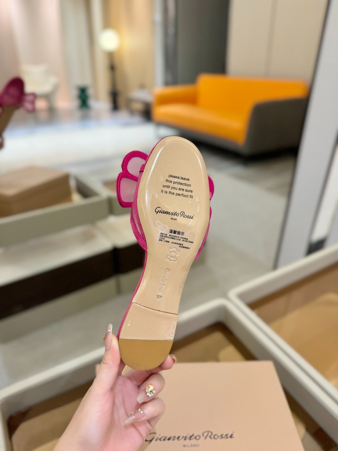 {拖鞋系}
Gianvito rossi
💕2025𝙨𝙨 这款平跟拖鞋
极简主义