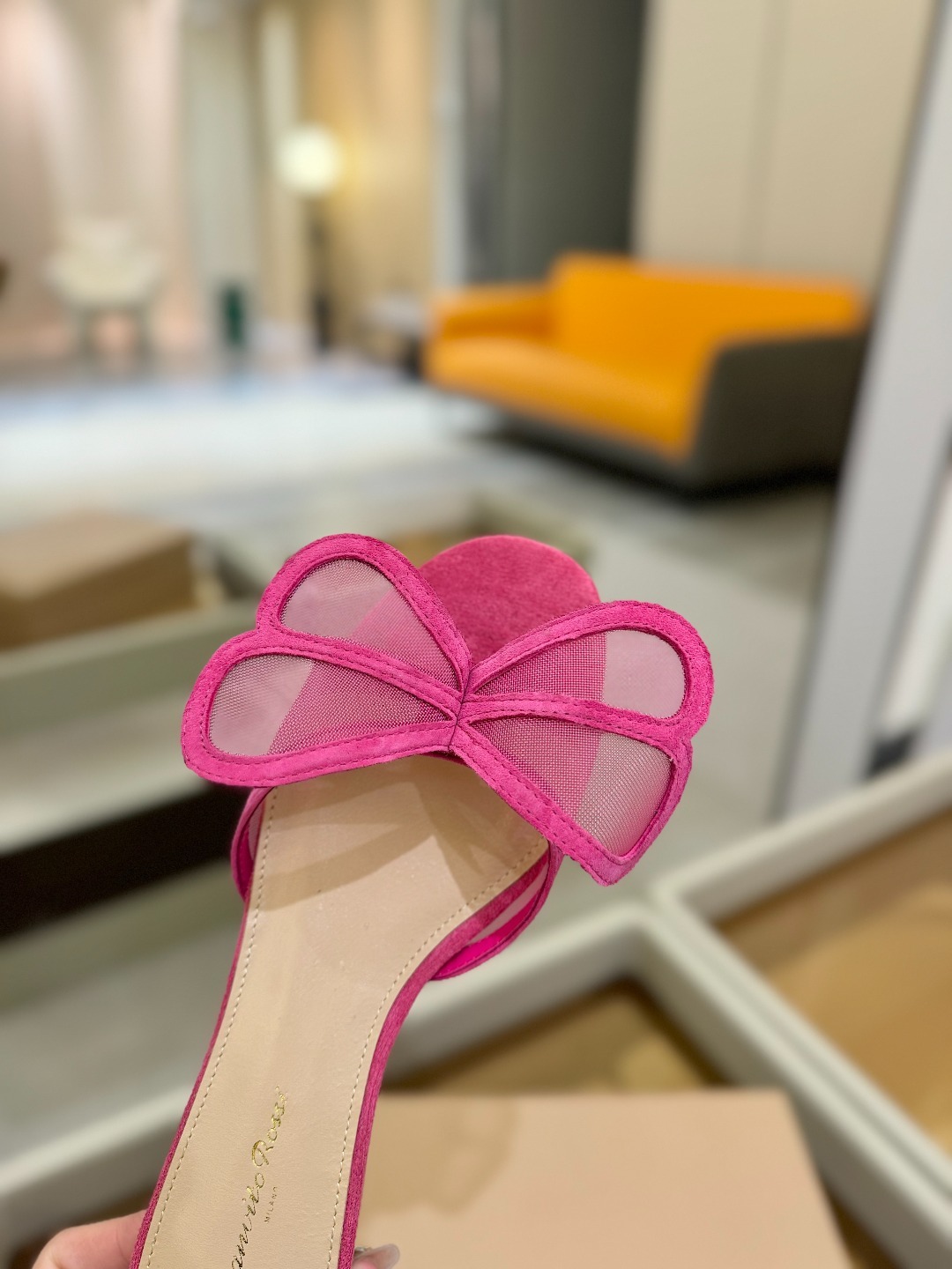 {拖鞋系}
Gianvito rossi
💕2025𝙨𝙨 这款平跟拖鞋
极简主义