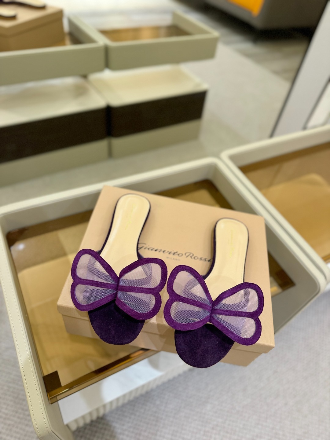 {拖鞋系}
Gianvito rossi
💕2025𝙨𝙨 这款平跟拖鞋
极简主义
