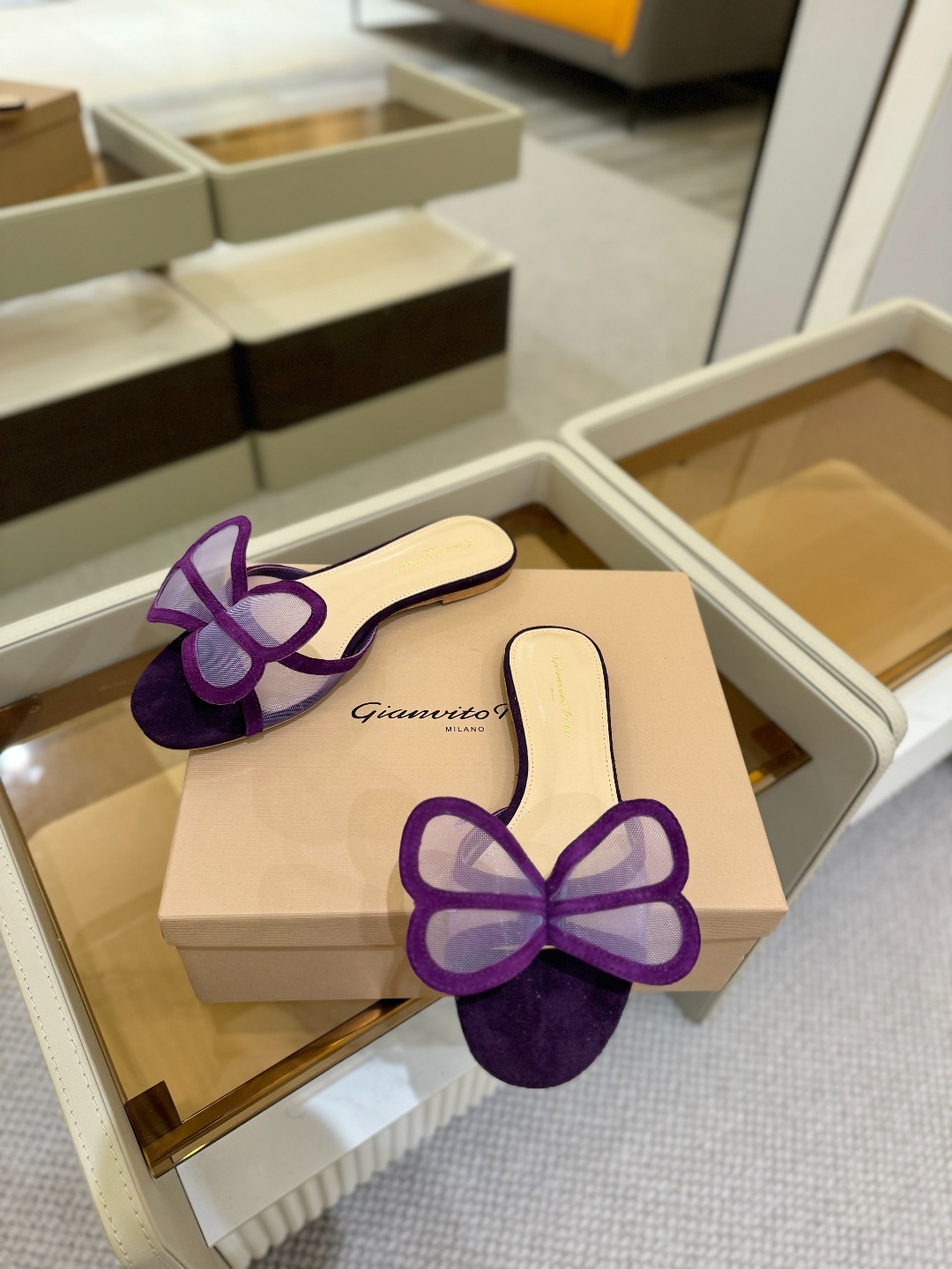 {拖鞋系}
Gianvito rossi
💕2025𝙨𝙨 这款平跟拖鞋
极简主义