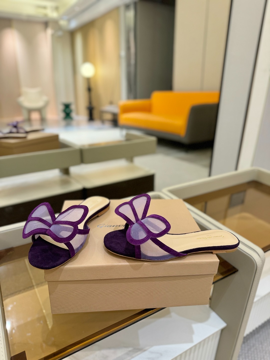 {拖鞋系}
Gianvito rossi
💕2025𝙨𝙨 这款平跟拖鞋
极简主义
