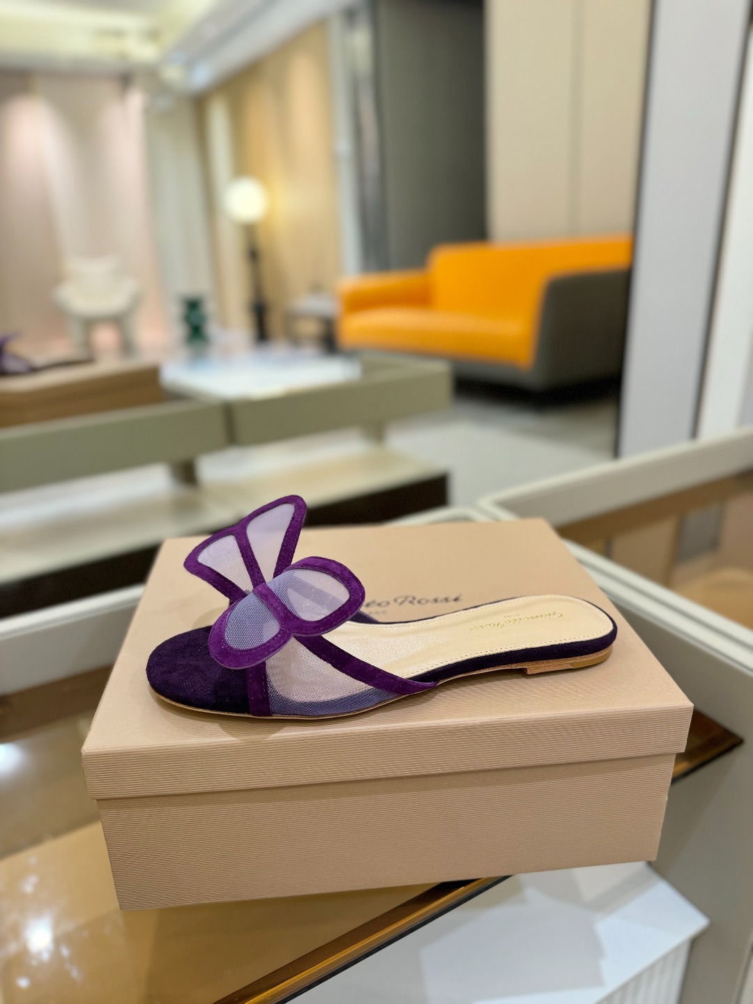 {拖鞋系}
Gianvito rossi
💕2025𝙨𝙨 这款平跟拖鞋
极简主义