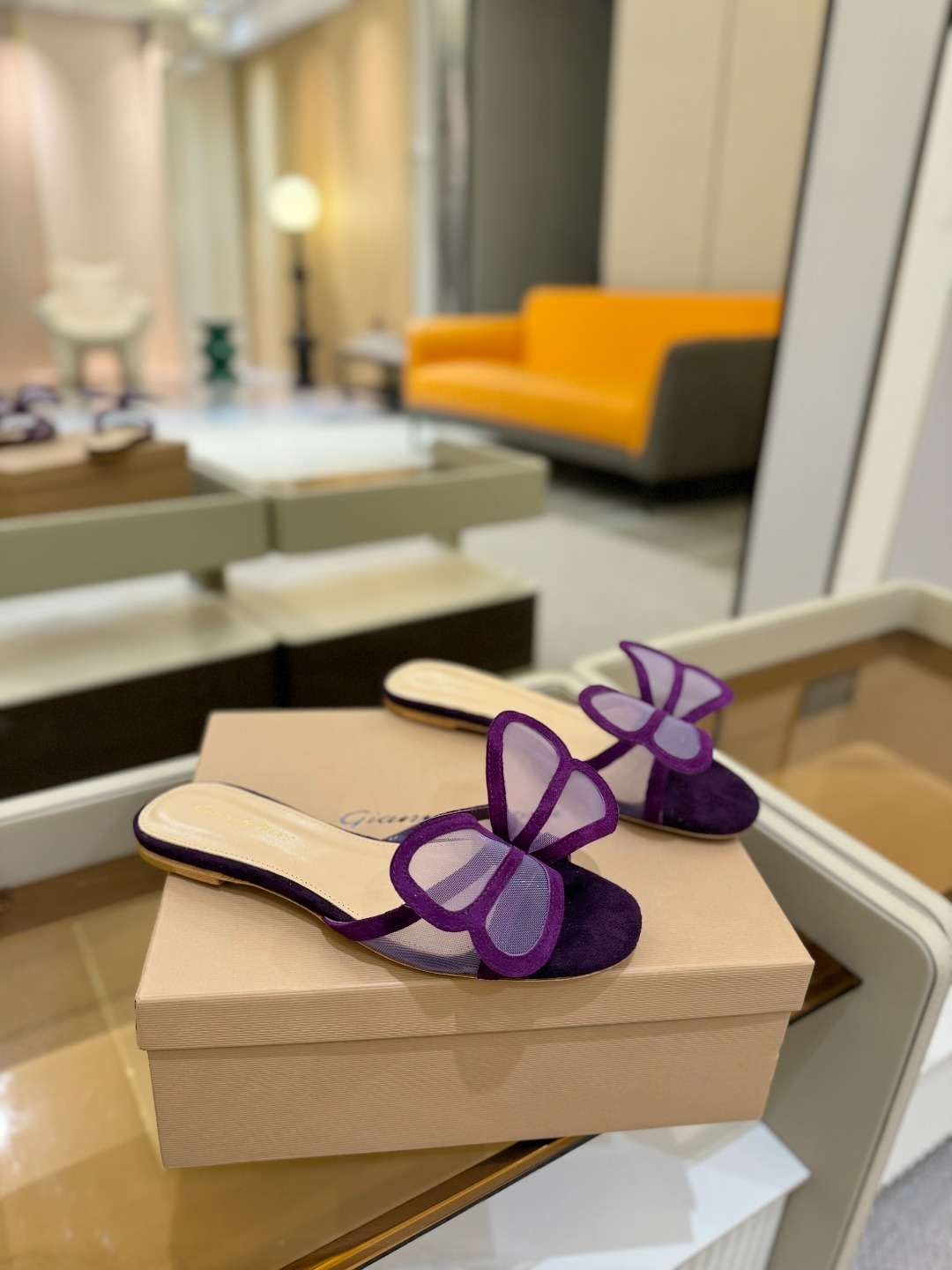 {拖鞋系}
Gianvito rossi
💕2025𝙨𝙨 这款平跟拖鞋
极简主义