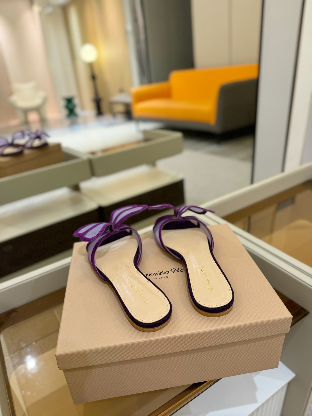 {拖鞋系}
Gianvito rossi
💕2025𝙨𝙨 这款平跟拖鞋
极简主义