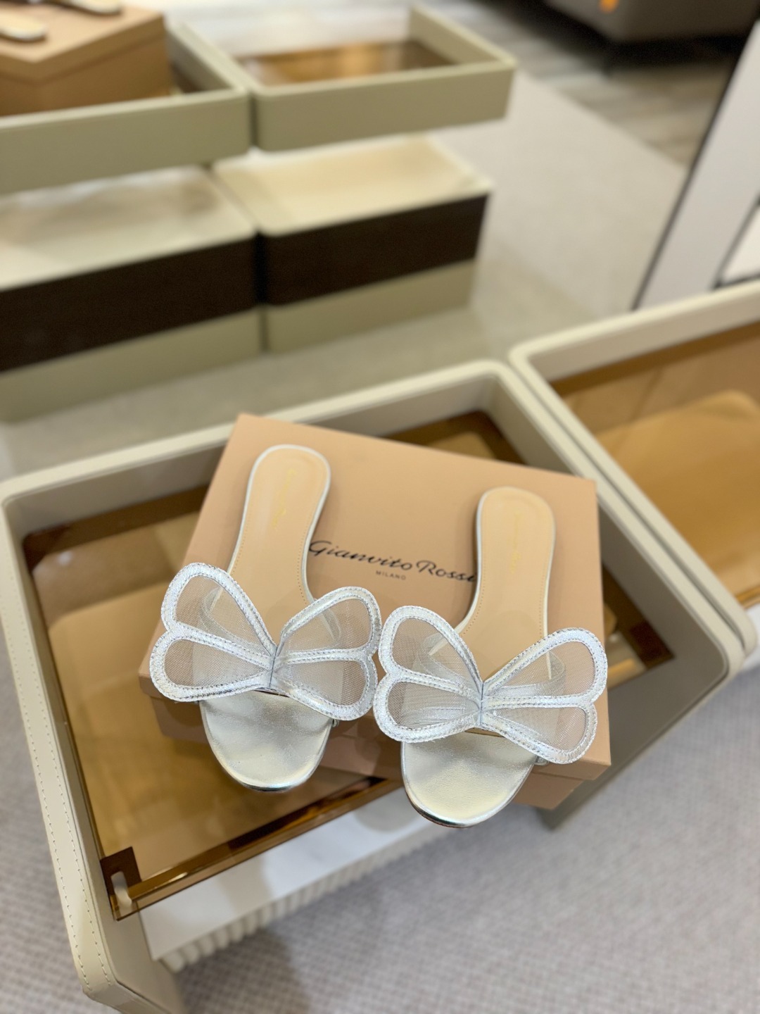 {拖鞋系}
Gianvito rossi
💕2025𝙨𝙨 这款平跟拖鞋
极简主义