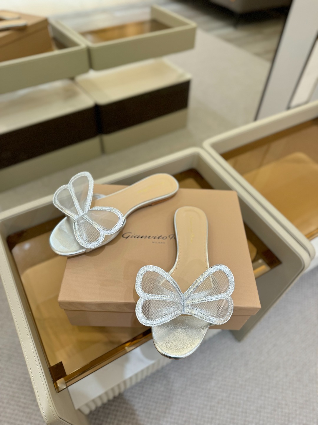 {拖鞋系}
Gianvito rossi
💕2025𝙨𝙨 这款平跟拖鞋
极简主义