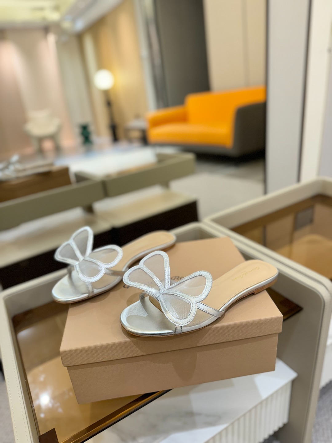 {拖鞋系}
Gianvito rossi
💕2025𝙨𝙨 这款平跟拖鞋
极简主义