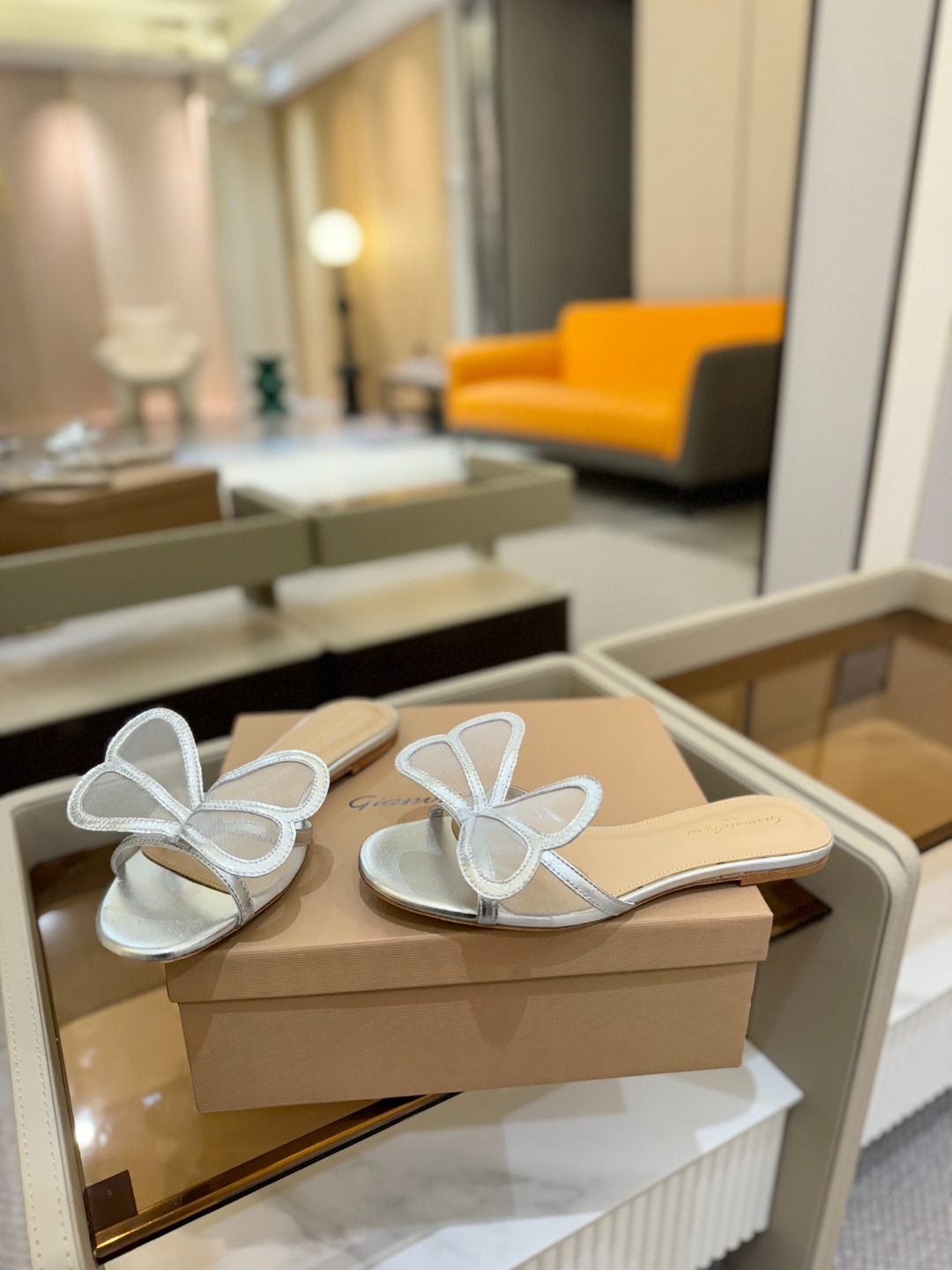 {拖鞋系}
Gianvito rossi
💕2025𝙨𝙨 这款平跟拖鞋
极简主义