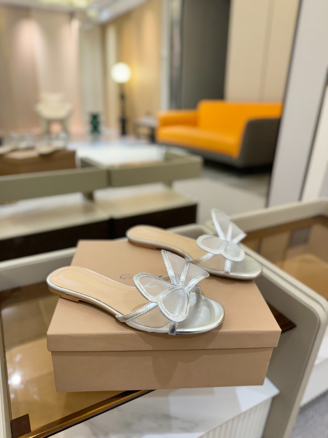 {拖鞋系}
Gianvito rossi
💕2025𝙨𝙨 这款平跟拖鞋
极简主义