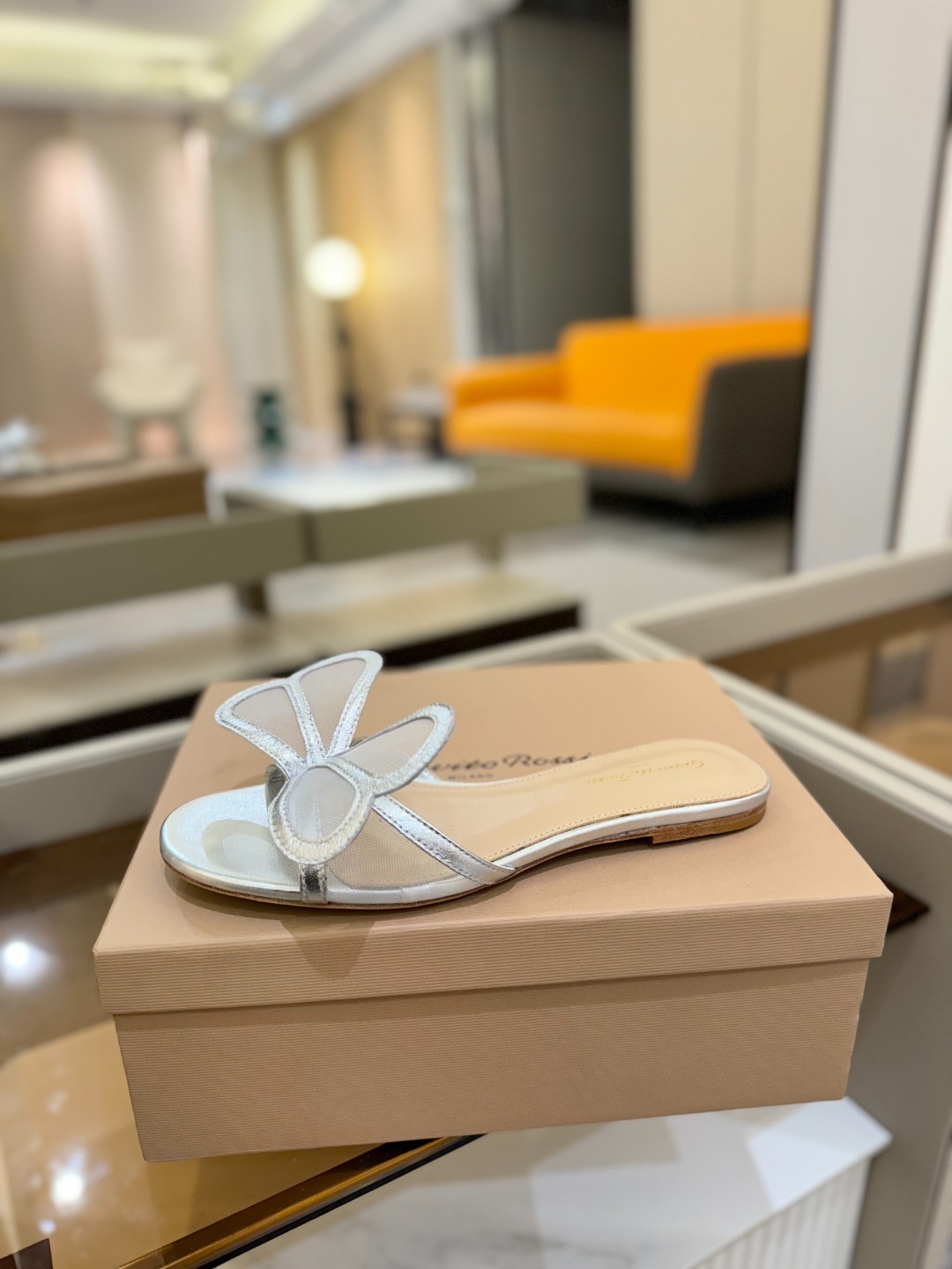 {拖鞋系}
Gianvito rossi
💕2025𝙨𝙨 这款平跟拖鞋
极简主义