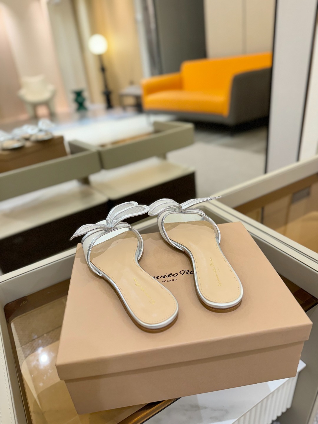 {拖鞋系}
Gianvito rossi
💕2025𝙨𝙨 这款平跟拖鞋
极简主义