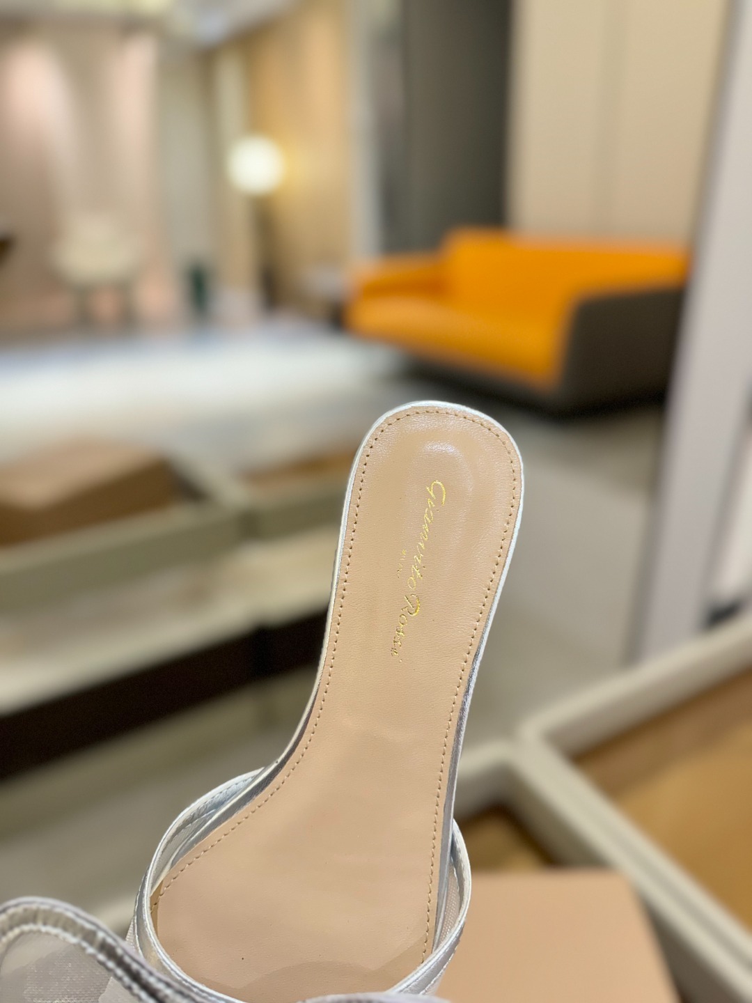{拖鞋系}
Gianvito rossi
💕2025𝙨𝙨 这款平跟拖鞋
极简主义