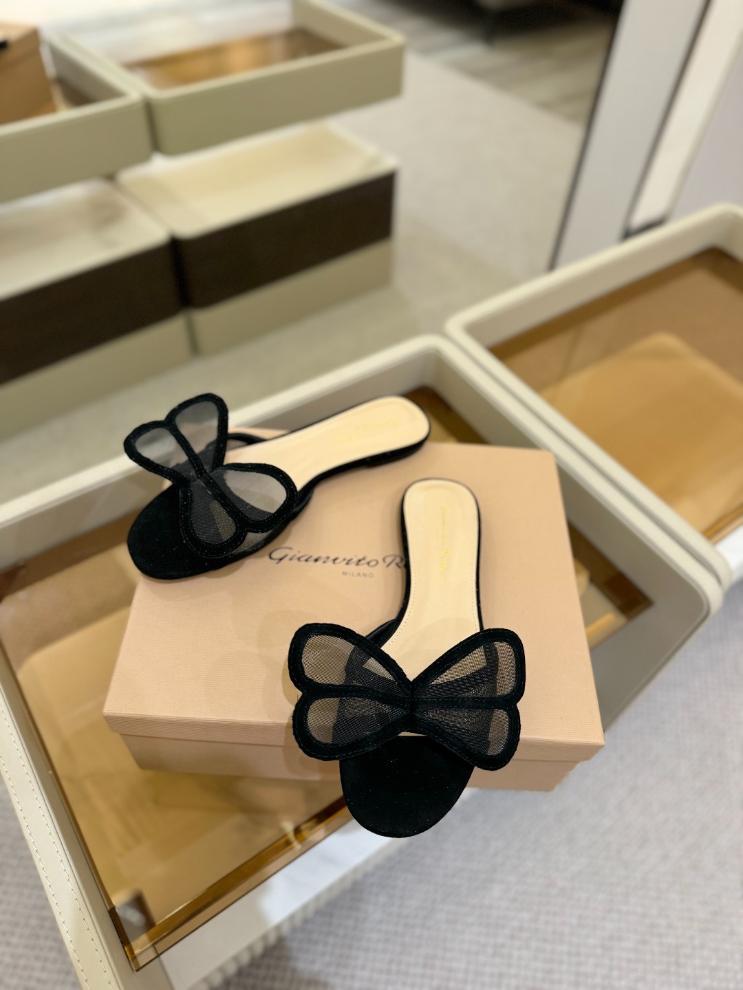 {拖鞋系}
Gianvito rossi
💕2025𝙨𝙨 这款平跟拖鞋
极简主义