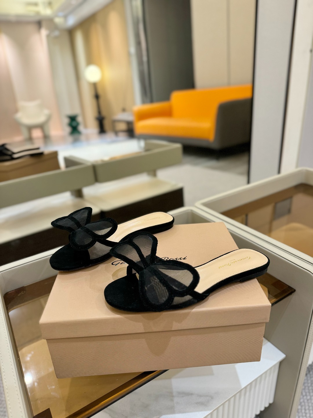 {拖鞋系}
Gianvito rossi
💕2025𝙨𝙨 这款平跟拖鞋
极简主义