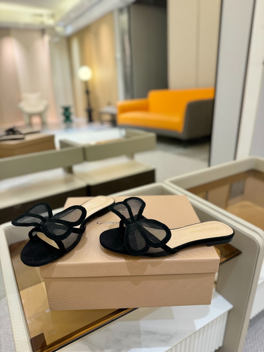 {拖鞋系}
Gianvito rossi
💕2025𝙨𝙨 这款平跟拖鞋
极简主义