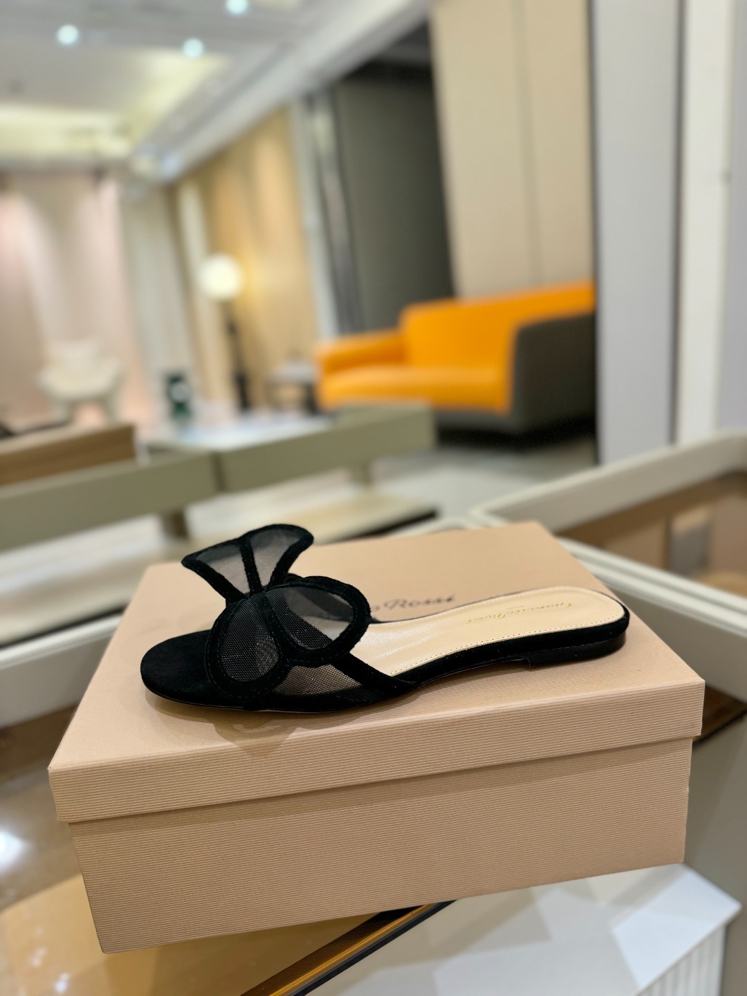 {拖鞋系}
Gianvito rossi
💕2025𝙨𝙨 这款平跟拖鞋
极简主义