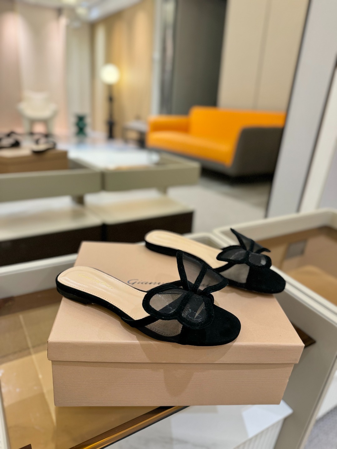 {拖鞋系}
Gianvito rossi
💕2025𝙨𝙨 这款平跟拖鞋
极简主义