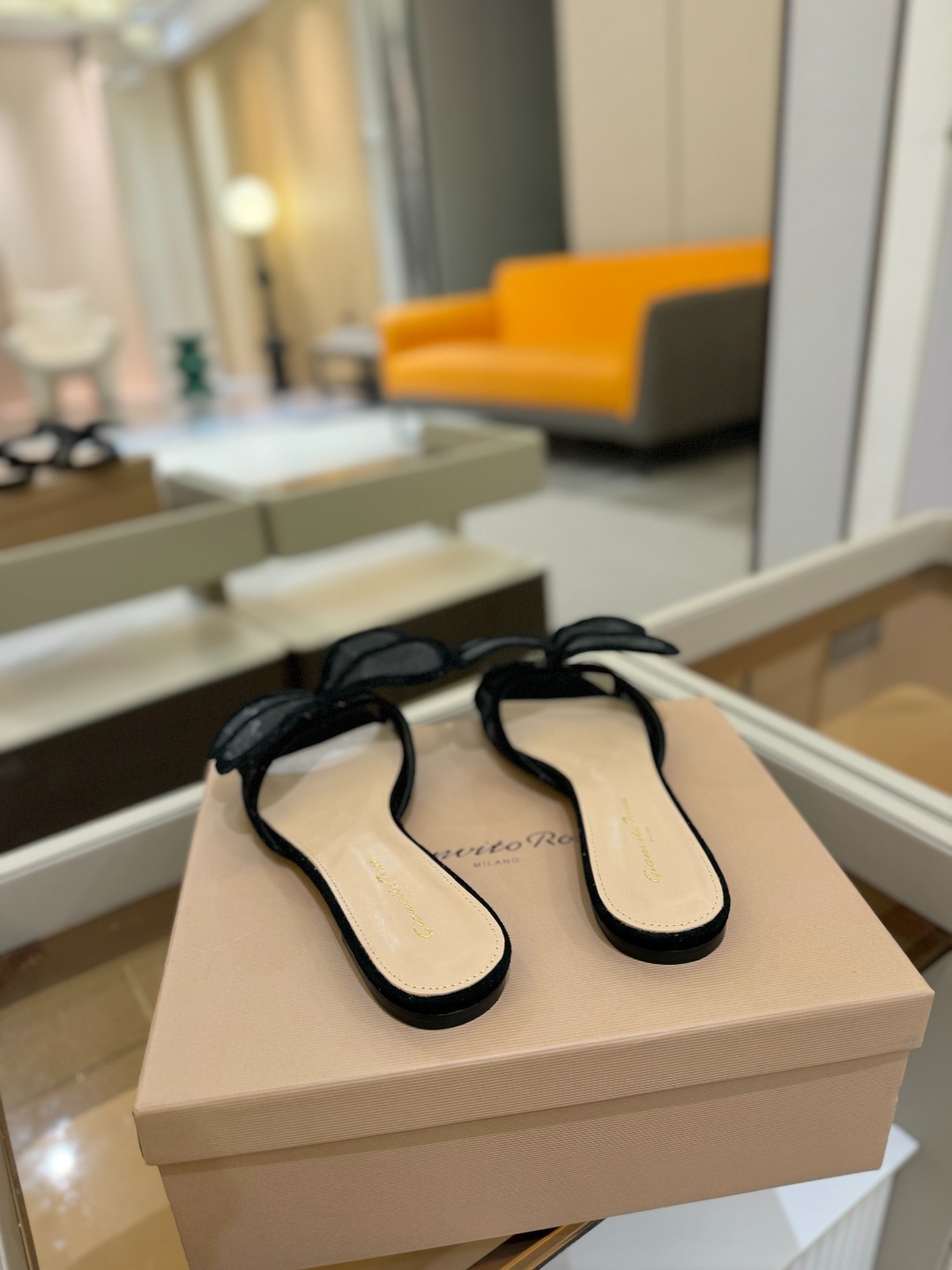 {拖鞋系}
Gianvito rossi
💕2025𝙨𝙨 这款平跟拖鞋
极简主义