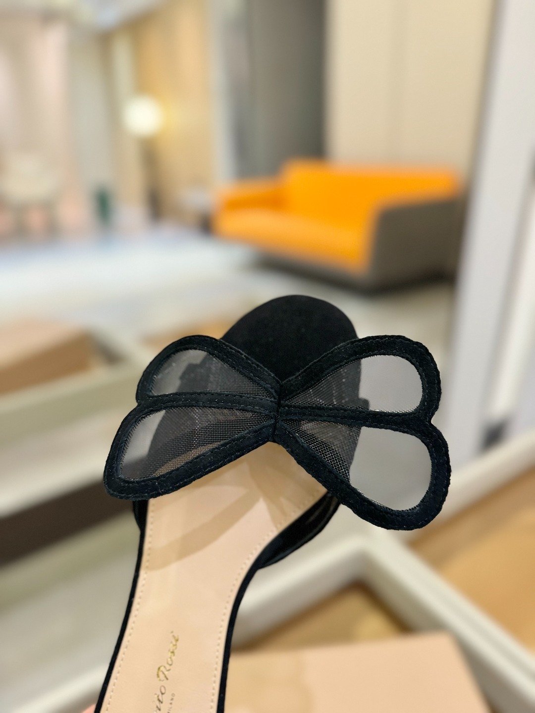{拖鞋系}
Gianvito rossi
💕2025𝙨𝙨 这款平跟拖鞋
极简主义