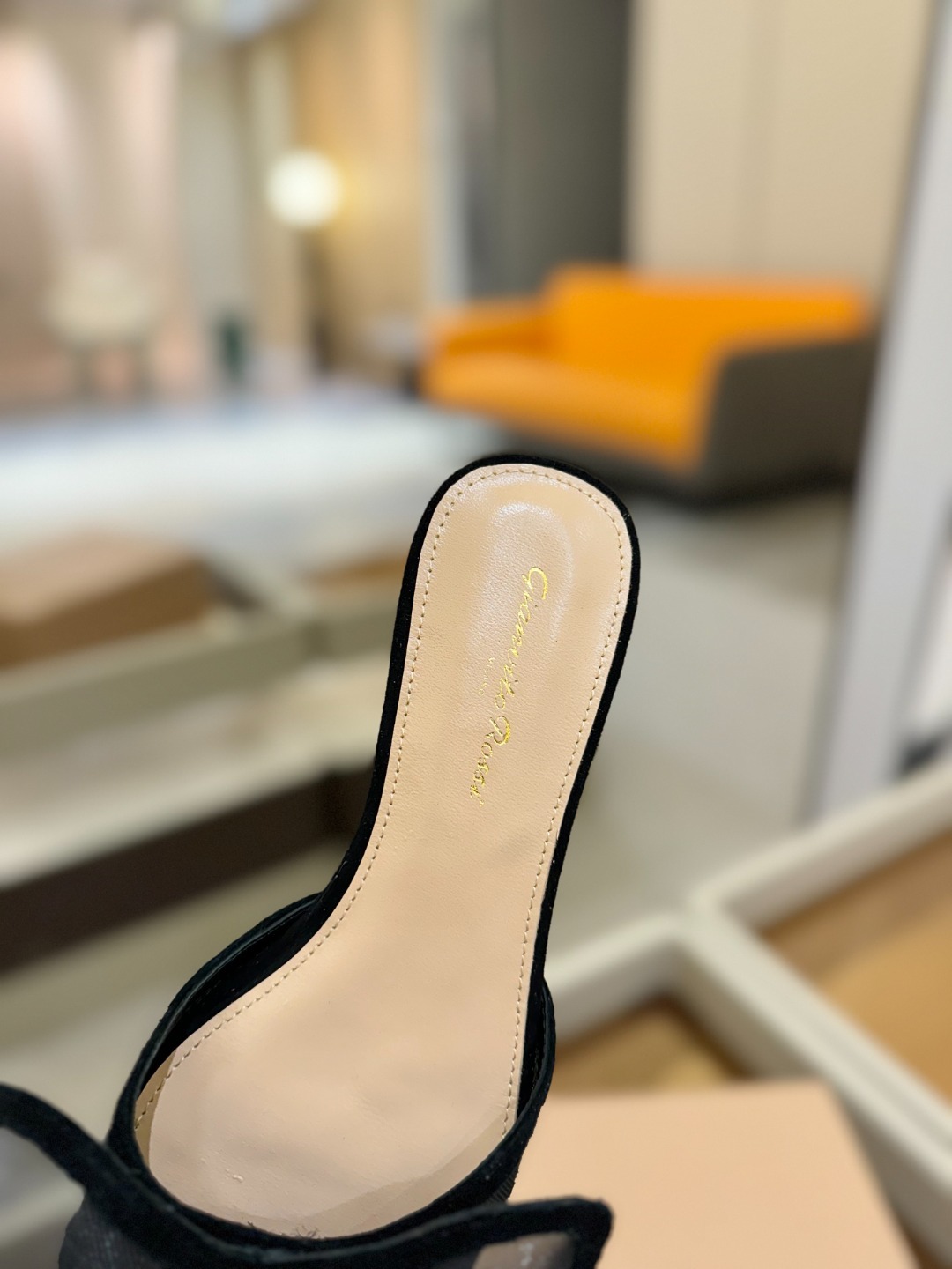 {拖鞋系}
Gianvito rossi
💕2025𝙨𝙨 这款平跟拖鞋
极简主义