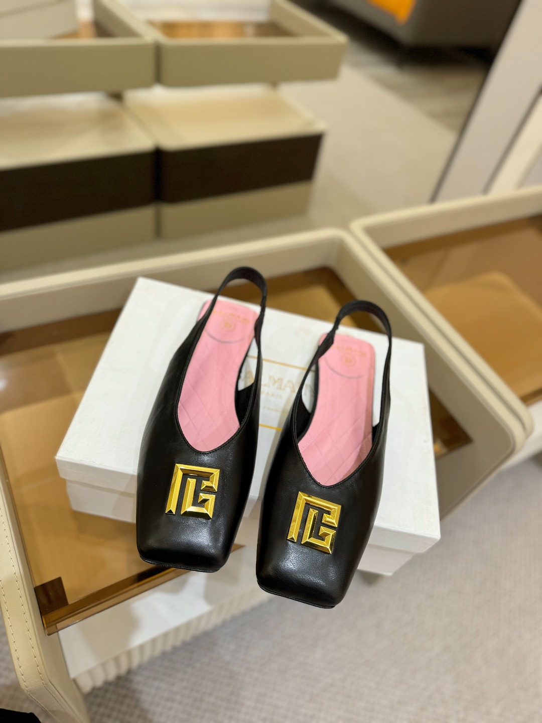
 巴尔曼 2025 款走秀方头平底后空单鞋

ʚ😊ɞ  品牌巴尔曼𝘽𝙖𝙡𝙢𝙖𝙞𝙣由法国时装设计师𝙥𝙞𝙚