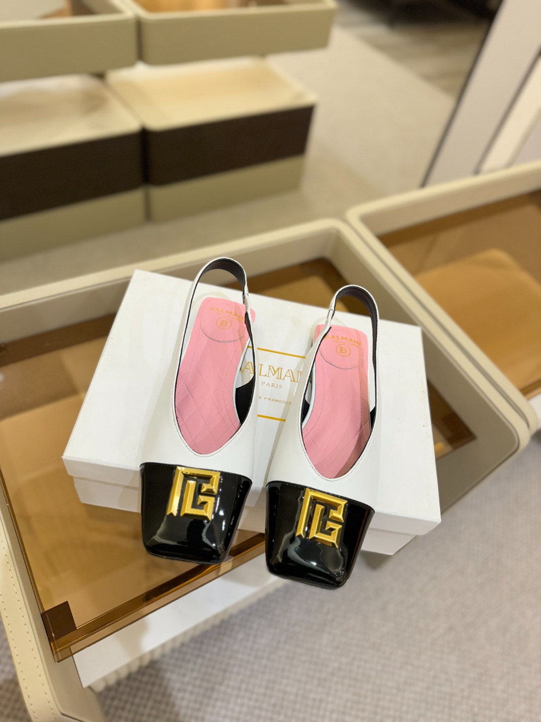 
 巴尔曼 2025 款走秀方头平底后空单鞋

ʚ😊ɞ  品牌巴尔曼𝘽𝙖𝙡𝙢𝙖𝙞𝙣由法国时装设计师𝙥𝙞𝙚