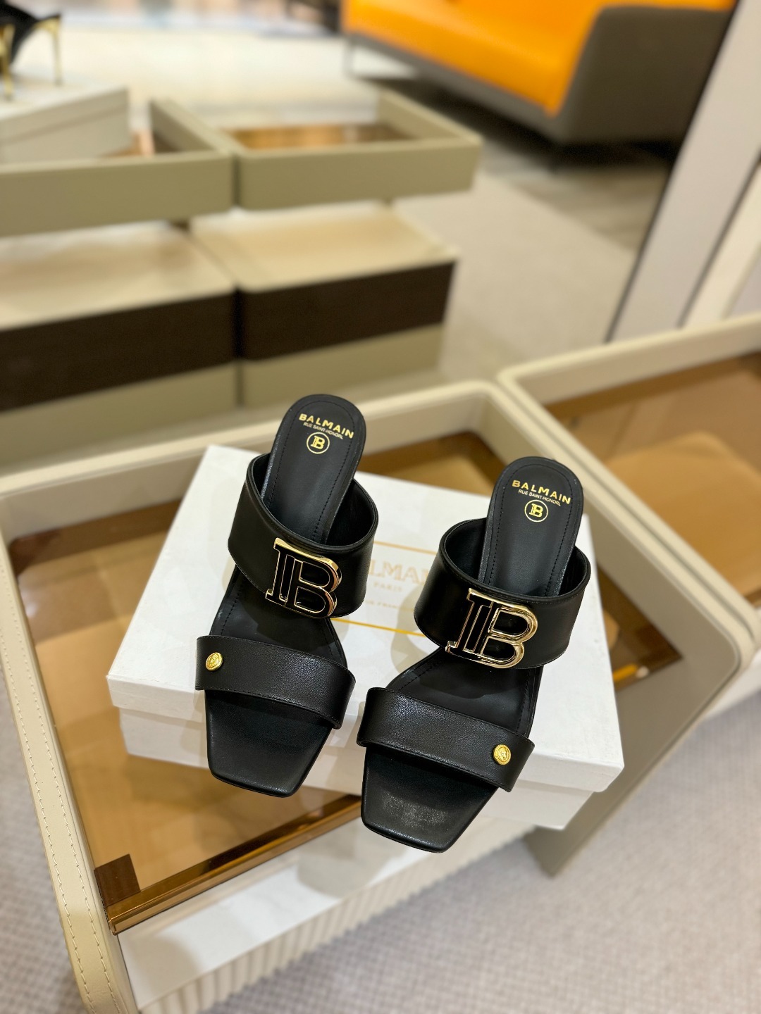 巴尔曼 2025 春夏款走秀金属扣高跟拖鞋
ʚ😊ɞ 品牌巴尔曼𝘽𝙖𝙡𝙢𝙖𝙞𝙣由法国时装设计师
