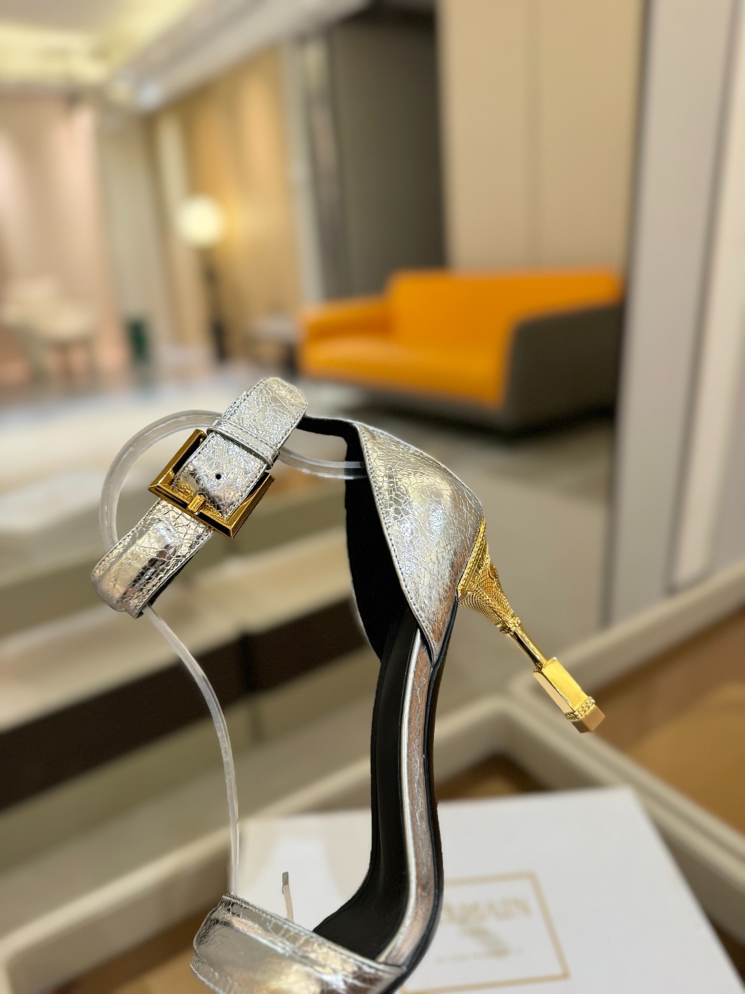 巴尔曼 2025 款走秀月牙头金属跟时装高跟凉鞋
ʚ😊ɞ 品牌巴尔曼𝘽𝙖𝙡𝙢𝙖𝙞𝙣由法国时装设计