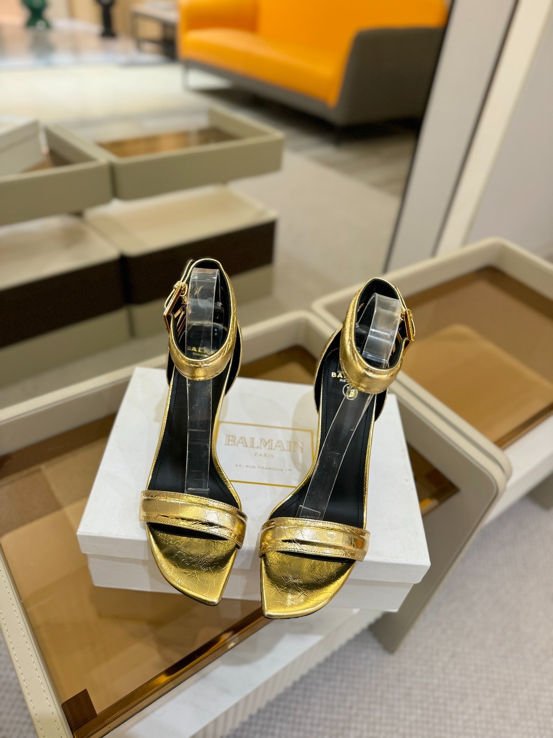 巴尔曼 2025 款走秀月牙头金属跟时装高跟凉鞋
ʚ😊ɞ 品牌巴尔曼𝘽𝙖𝙡𝙢𝙖𝙞𝙣由法国时装设计