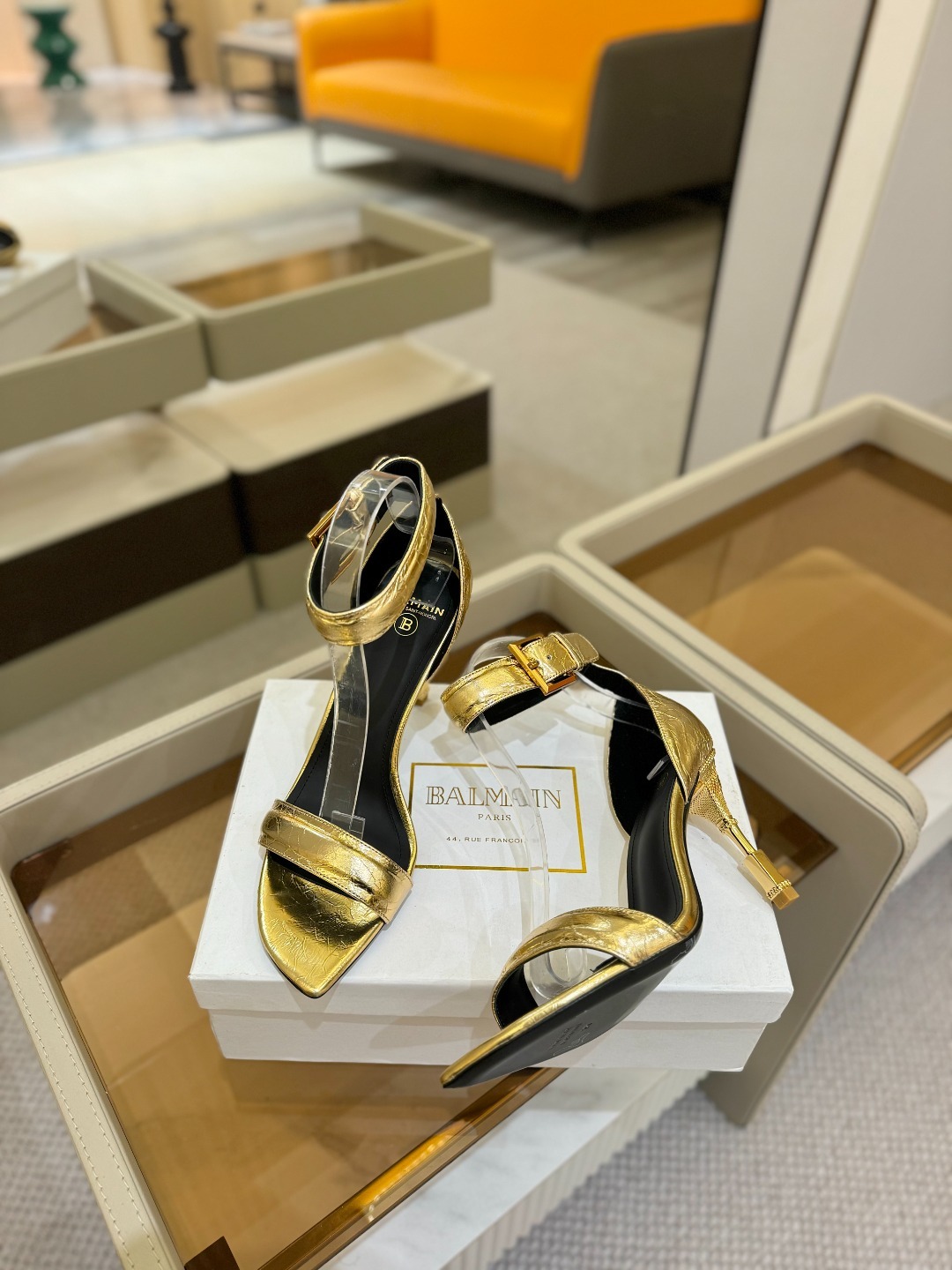 巴尔曼 2025 款走秀月牙头金属跟时装高跟凉鞋
ʚ😊ɞ 品牌巴尔曼𝘽𝙖𝙡𝙢𝙖𝙞𝙣由法国时装设计