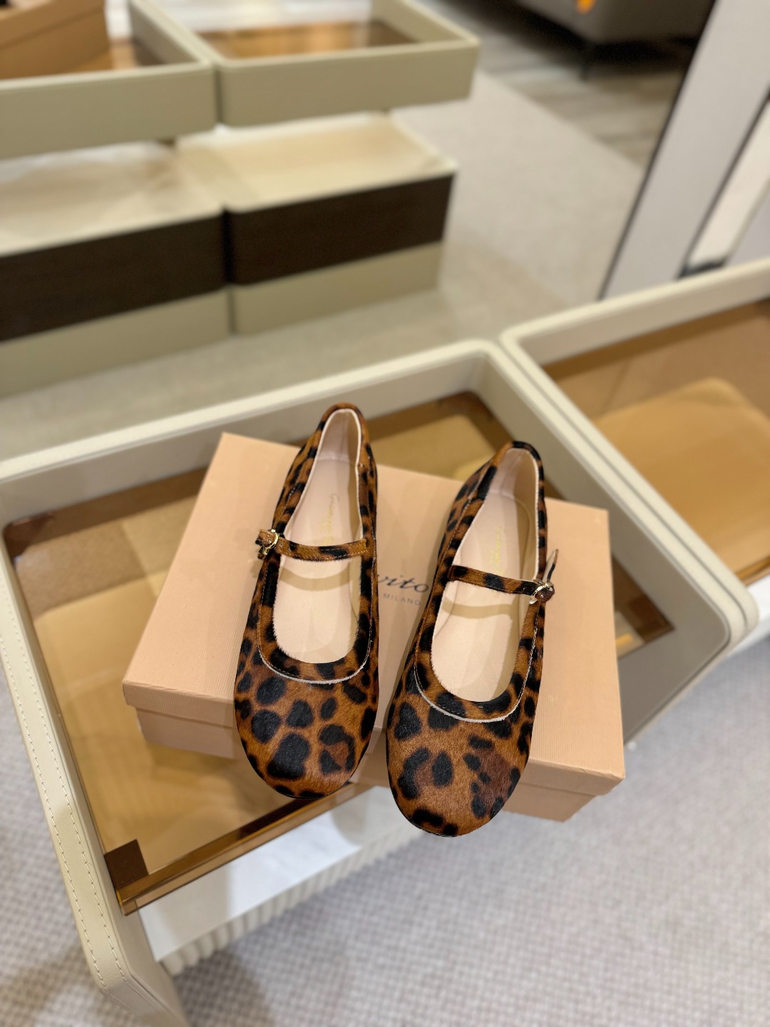 
   Gianvito Rossi
2025 春夏款 罗西 GR 芭蕾舞鞋平底玛丽珍单鞋
异域💫风情满