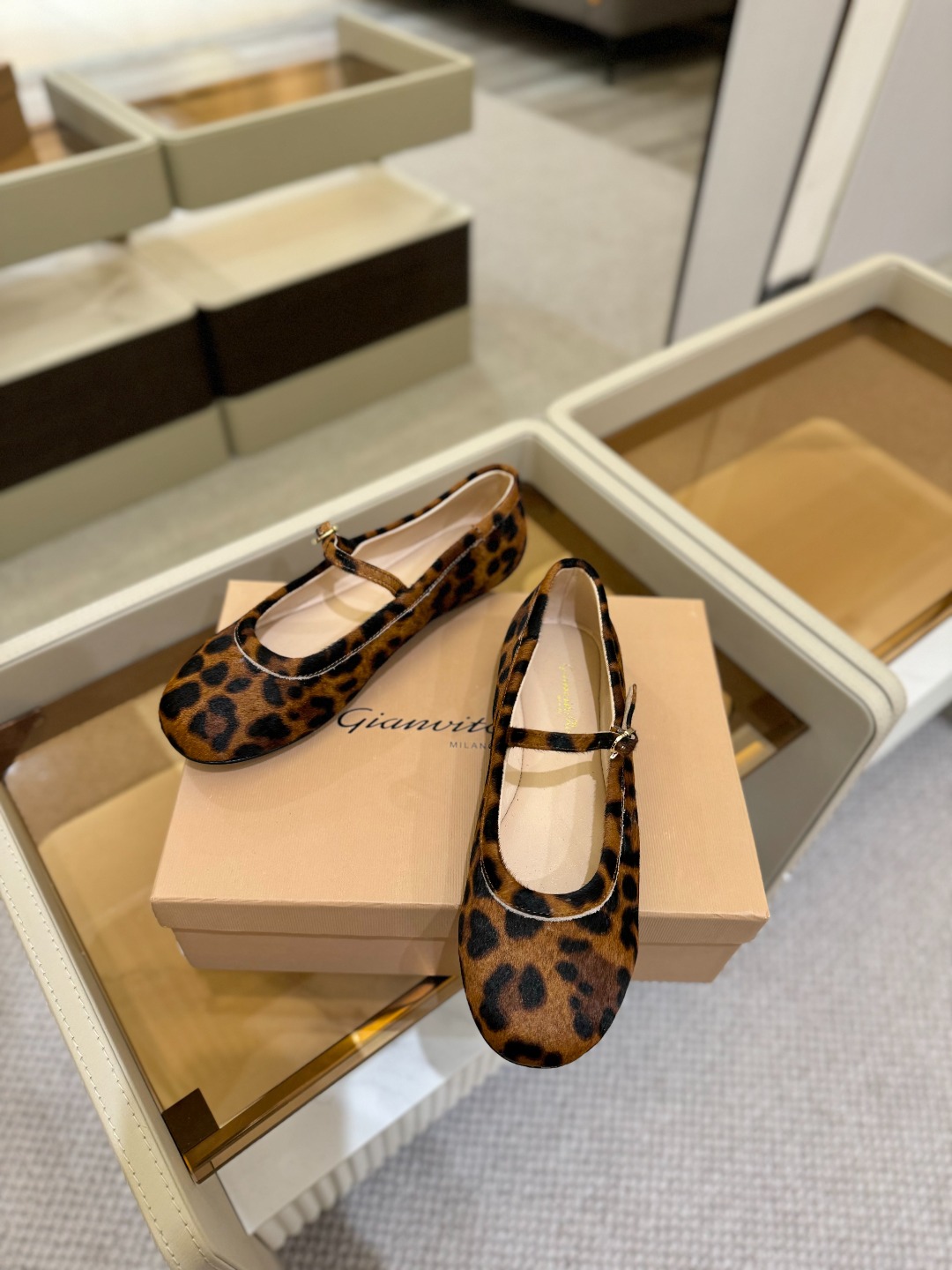 
   Gianvito Rossi
2025 春夏款 罗西 GR 芭蕾舞鞋平底玛丽珍单鞋
异域💫风情满