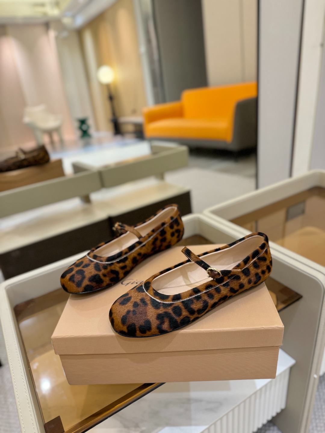 
   Gianvito Rossi
2025 春夏款 罗西 GR 芭蕾舞鞋平底玛丽珍单鞋
异域💫风情满