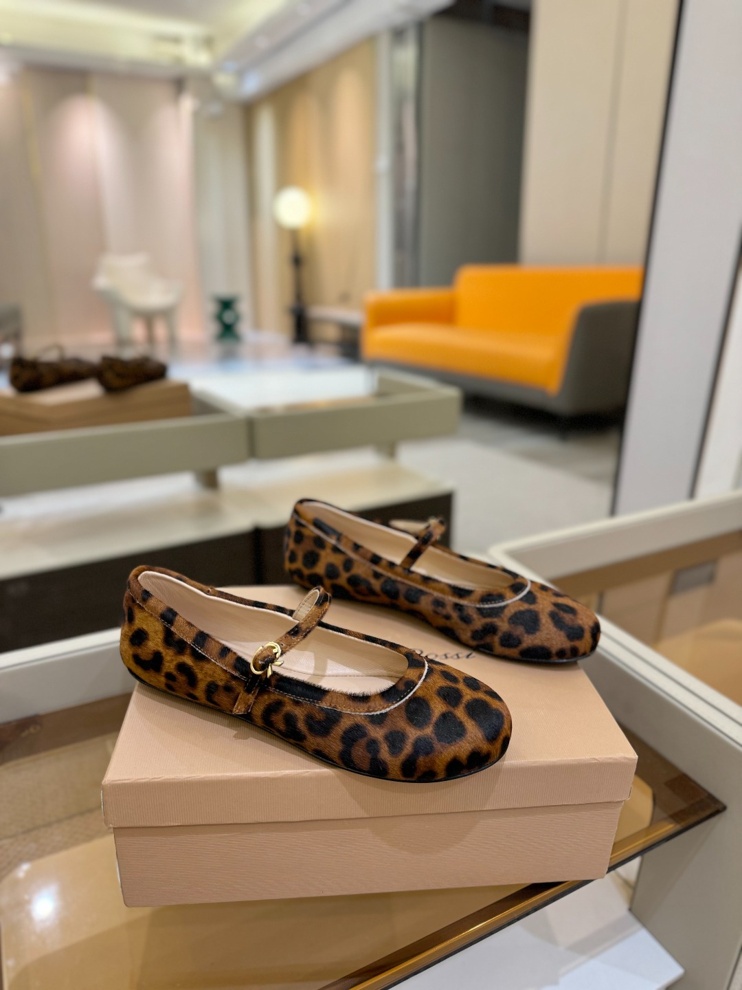 
   Gianvito Rossi
2025 春夏款 罗西 GR 芭蕾舞鞋平底玛丽珍单鞋
异域💫风情满