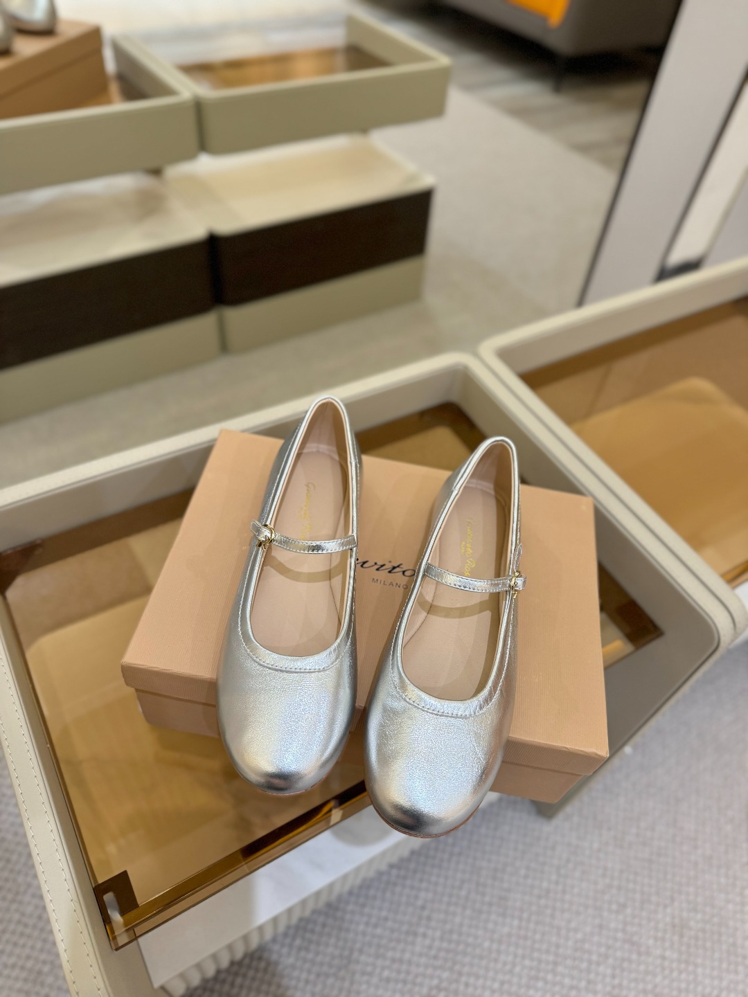 
   Gianvito Rossi
2025 春夏款 罗西 GR 芭蕾舞鞋平底玛丽珍单鞋
异域💫风情满