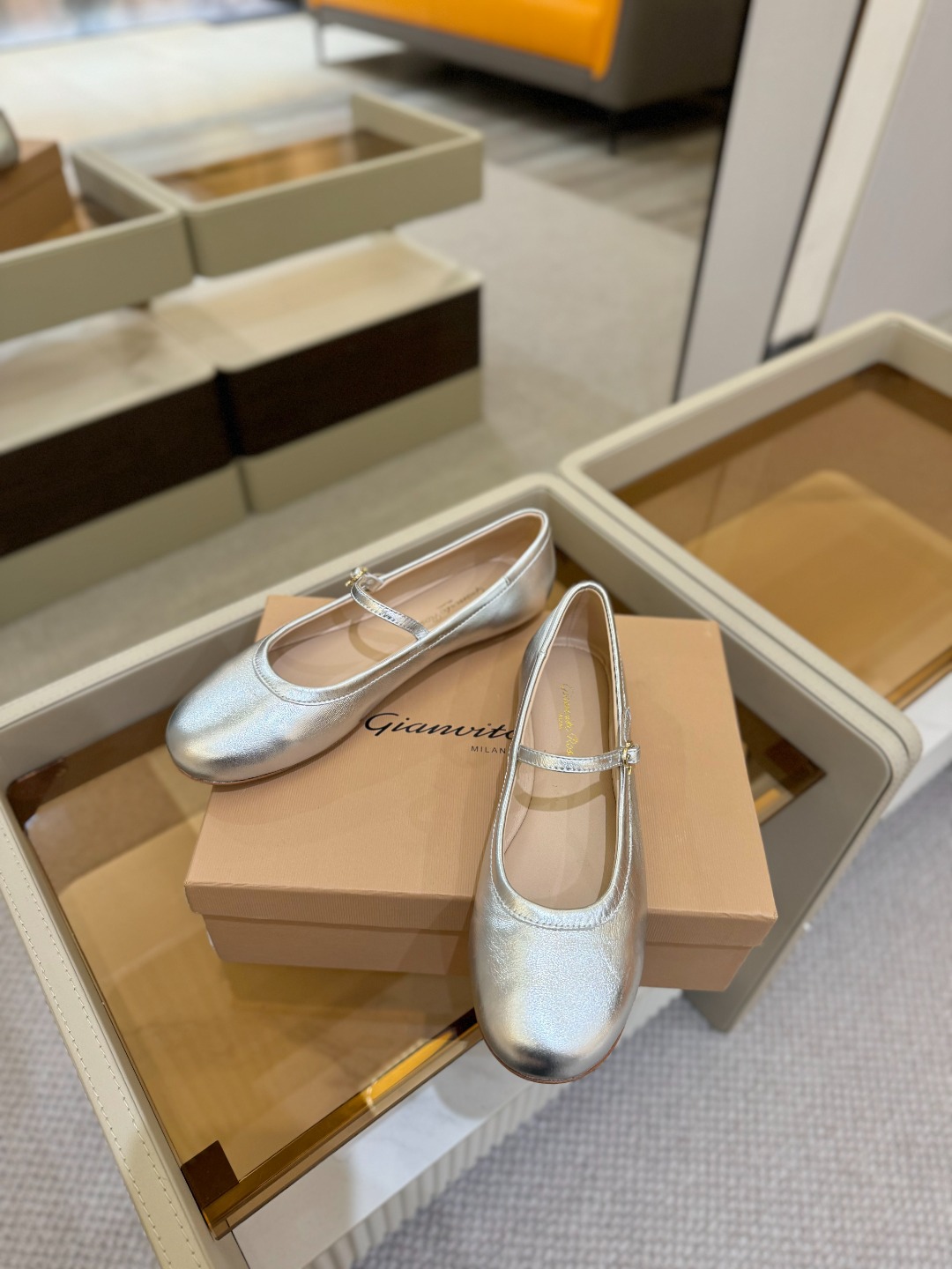 
   Gianvito Rossi
2025 春夏款 罗西 GR 芭蕾舞鞋平底玛丽珍单鞋
异域💫风情满