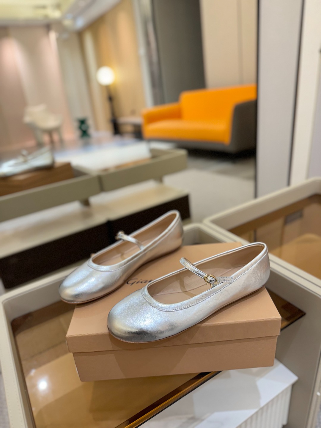 
   Gianvito Rossi
2025 春夏款 罗西 GR 芭蕾舞鞋平底玛丽珍单鞋
异域💫风情满