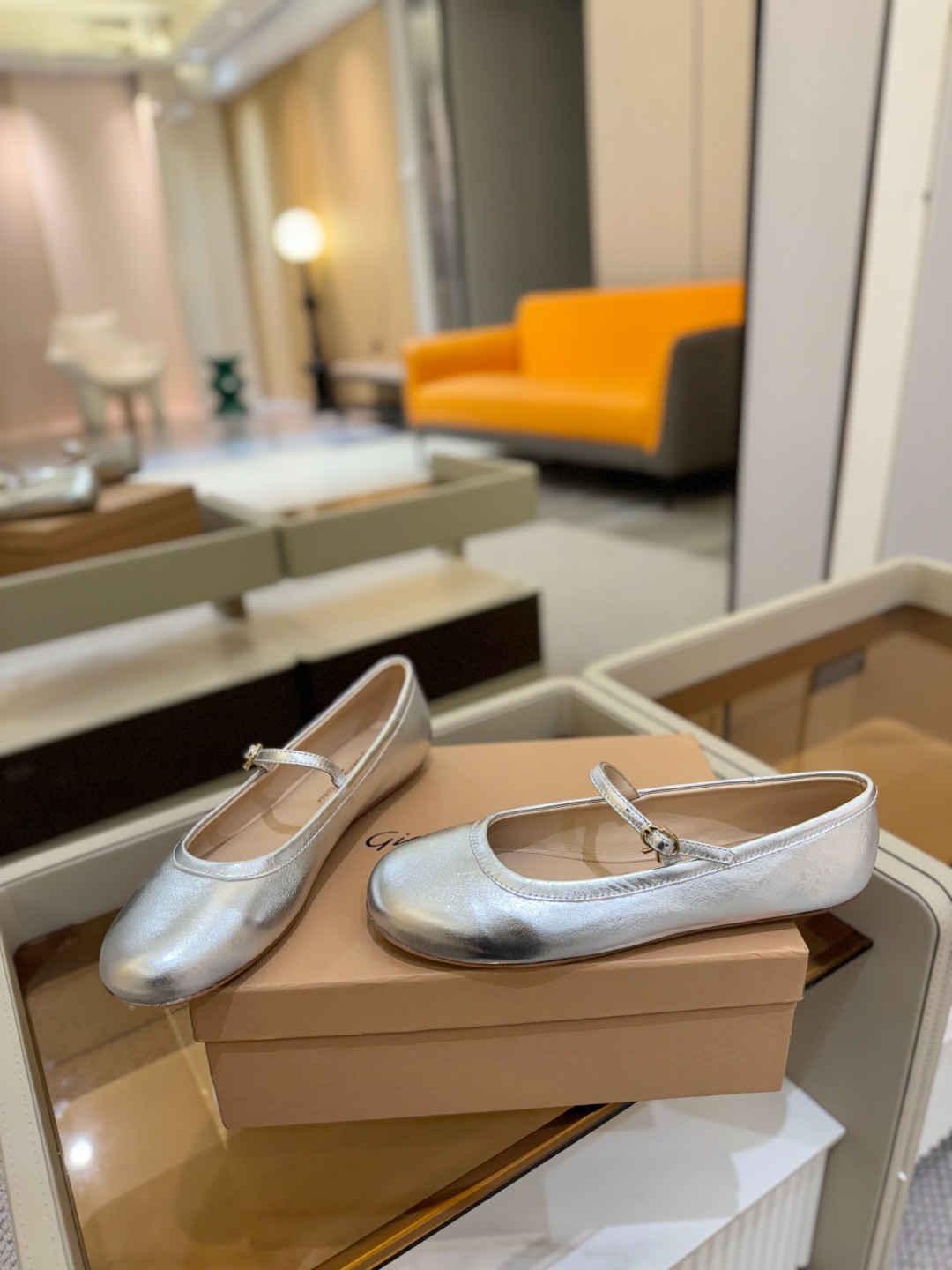 
   Gianvito Rossi
2025 春夏款 罗西 GR 芭蕾舞鞋平底玛丽珍单鞋
异域💫风情满