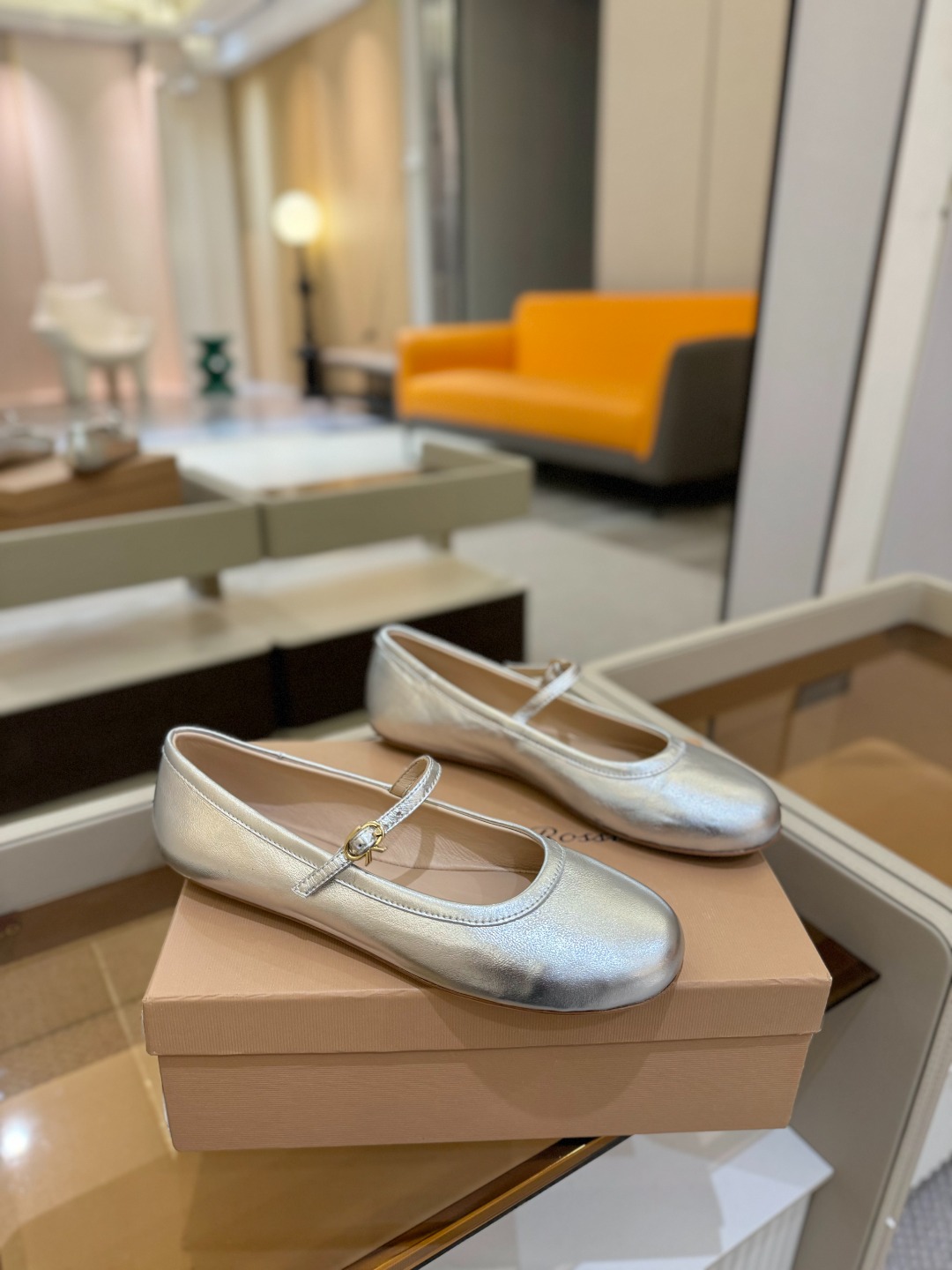 
   Gianvito Rossi
2025 春夏款 罗西 GR 芭蕾舞鞋平底玛丽珍单鞋
异域💫风情满