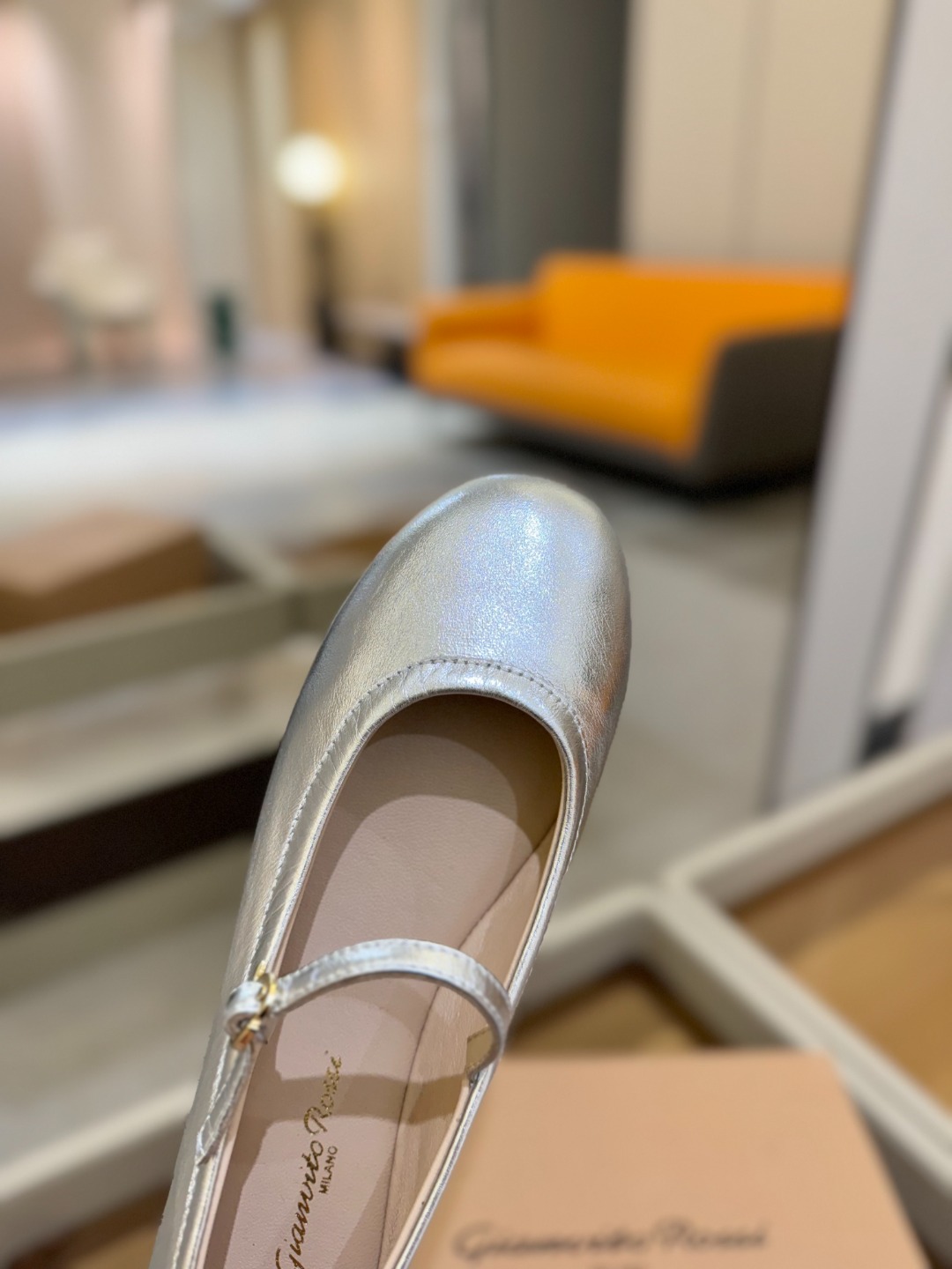 
   Gianvito Rossi
2025 春夏款 罗西 GR 芭蕾舞鞋平底玛丽珍单鞋
异域💫风情满