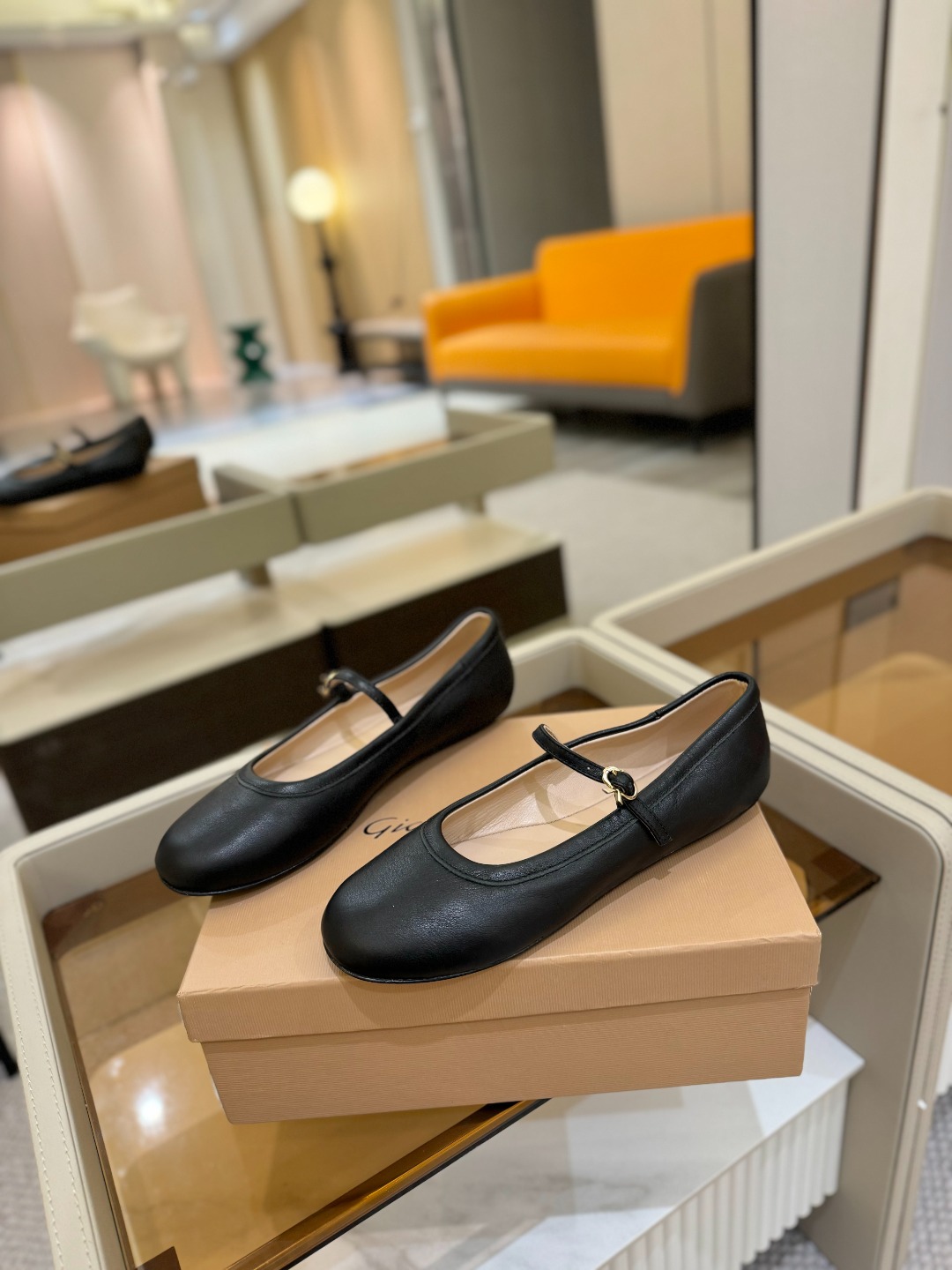 
   Gianvito Rossi
2025 春夏款 罗西 GR 芭蕾舞鞋平底玛丽珍单鞋
异域💫风情满
