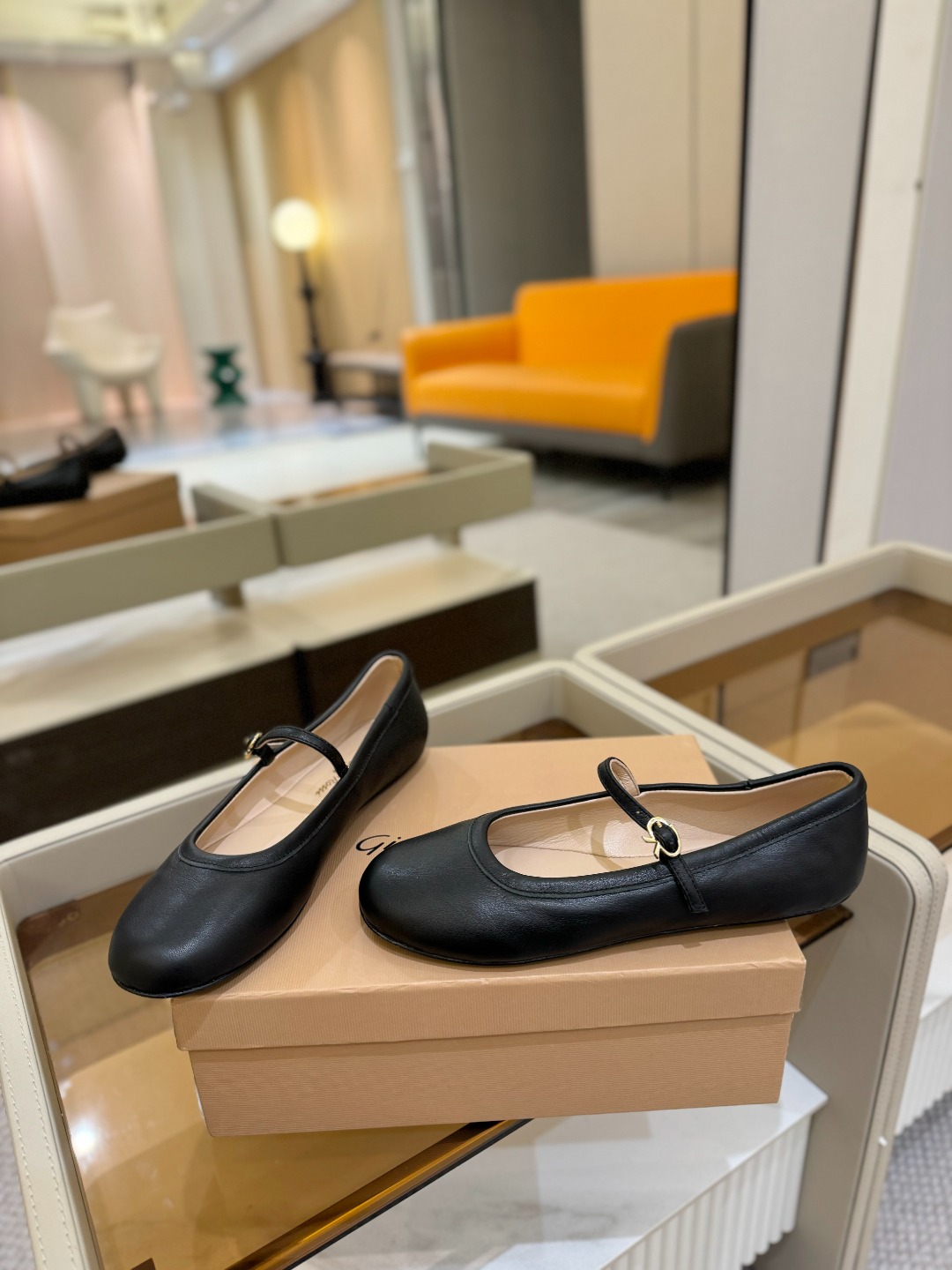 
   Gianvito Rossi
2025 春夏款 罗西 GR 芭蕾舞鞋平底玛丽珍单鞋
异域💫风情满